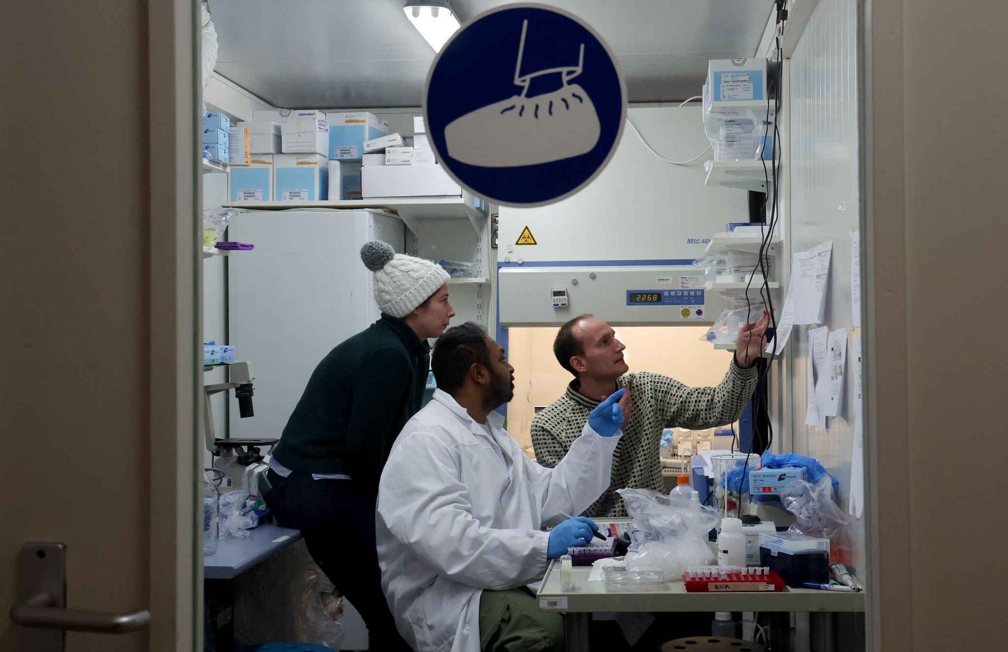 In der Forschungshalle der Fakultät für Maschinenbau und Schiffstechnik der Universität arbeiten Wissenschaftler in einem Mobilen Biologischen Labor.
