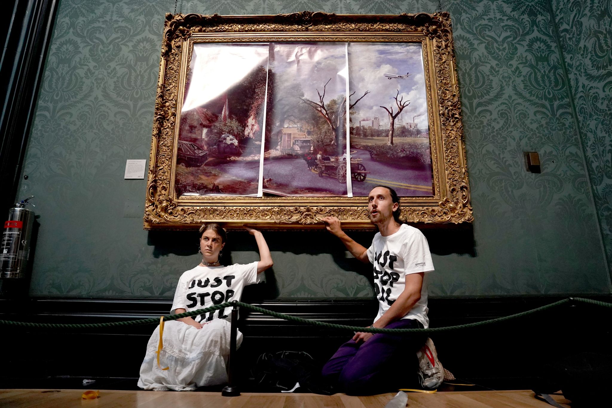 Klimaaktivisten der Organisation Just Stop Oil haben ihre Hände an den Rahmen des Gemäldes «The Hay Wain» von John Constable geklebt, das sie zunächst mit einer auf Poster gedruckten dystopischen Version des Bildes verkleidet hatten.