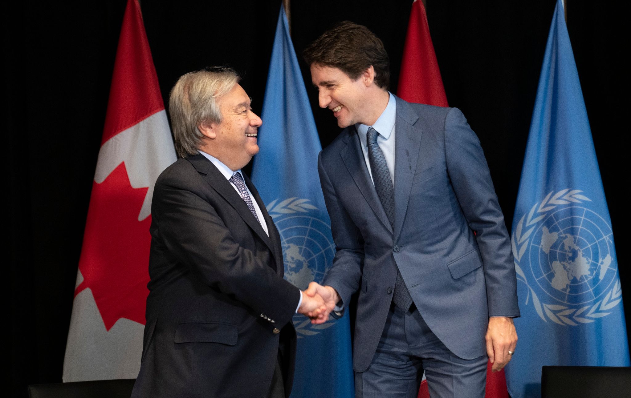 Justin Trudeau (r), Premierminister von Kanada, begrüßt Antonio Guterres, Generalsekretär der Vereinten Nationen, während eines bilateralen Treffens.