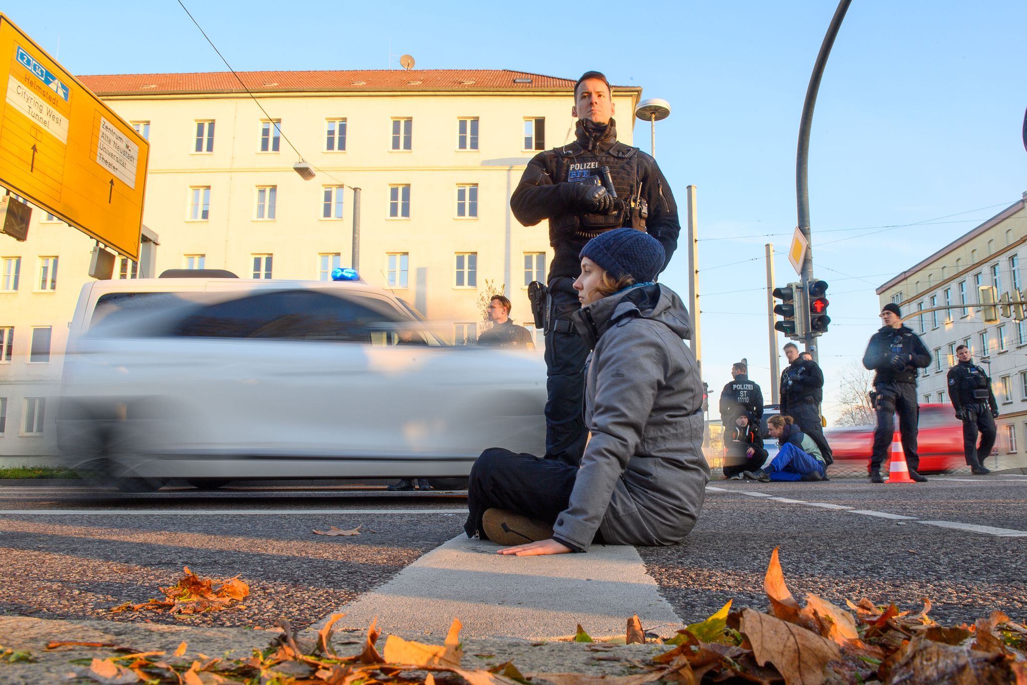 Eine Klimaaktivistin der "Letzten Generation" bei einer Sitzblockade in Magdeburg.