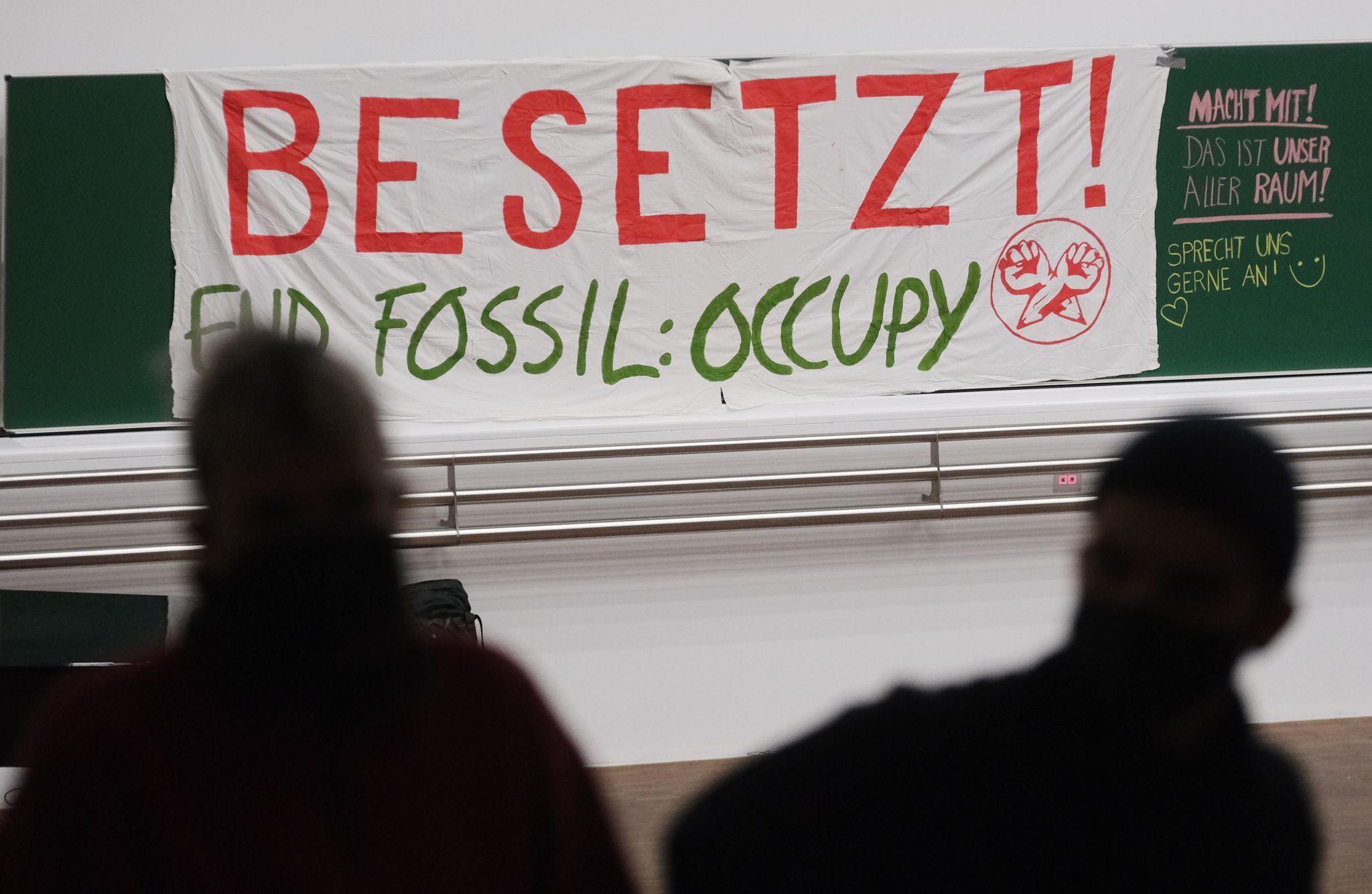 Ein Transparent mit der Aufschrift «Besetzt» hängt im Auditorium Maximum der Universität Leipzig.
