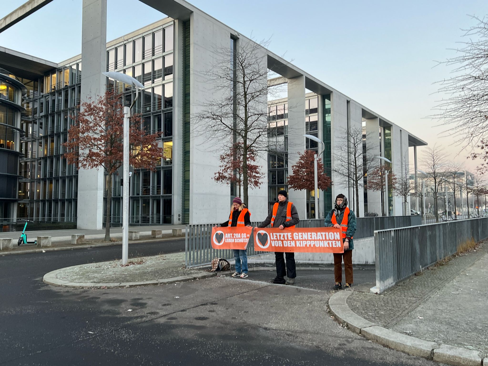 Aktivisten der Klimaschutzgruppe «Letzte Generation» blockieren am frühen Morgen eine Zufahrt zur Tiefgarage des Bundestages.