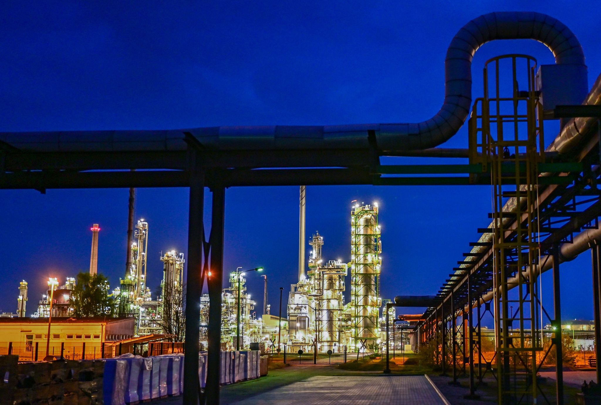 Die Anlagen der Erdölraffinerie auf dem Industriegelände der PCK-Raffinerie GmbH sind beleuchtet.