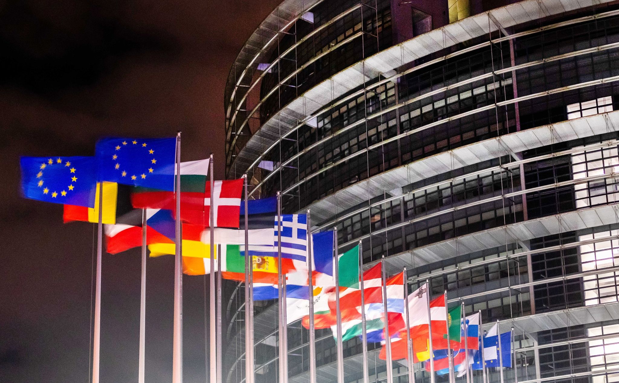 Die Flaggen der europäischen Mitgliedsstaaten wehen vor dem Europäischen Parlament in Strasburg.