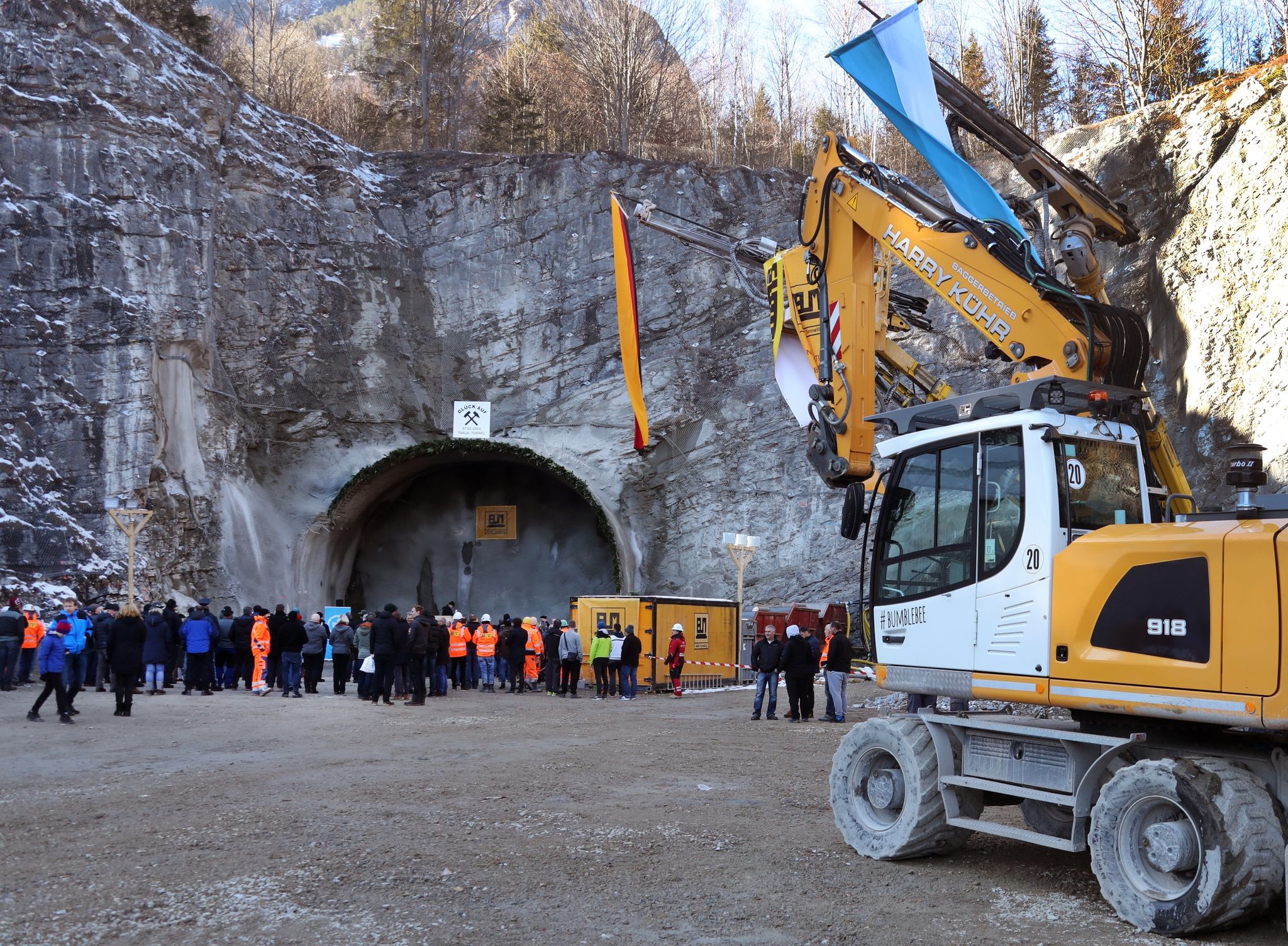 Arbeiter stehen nach dem offiziellen Tunnelanschlag vor dem zukünftigen Eingang des Kramertunnels.
