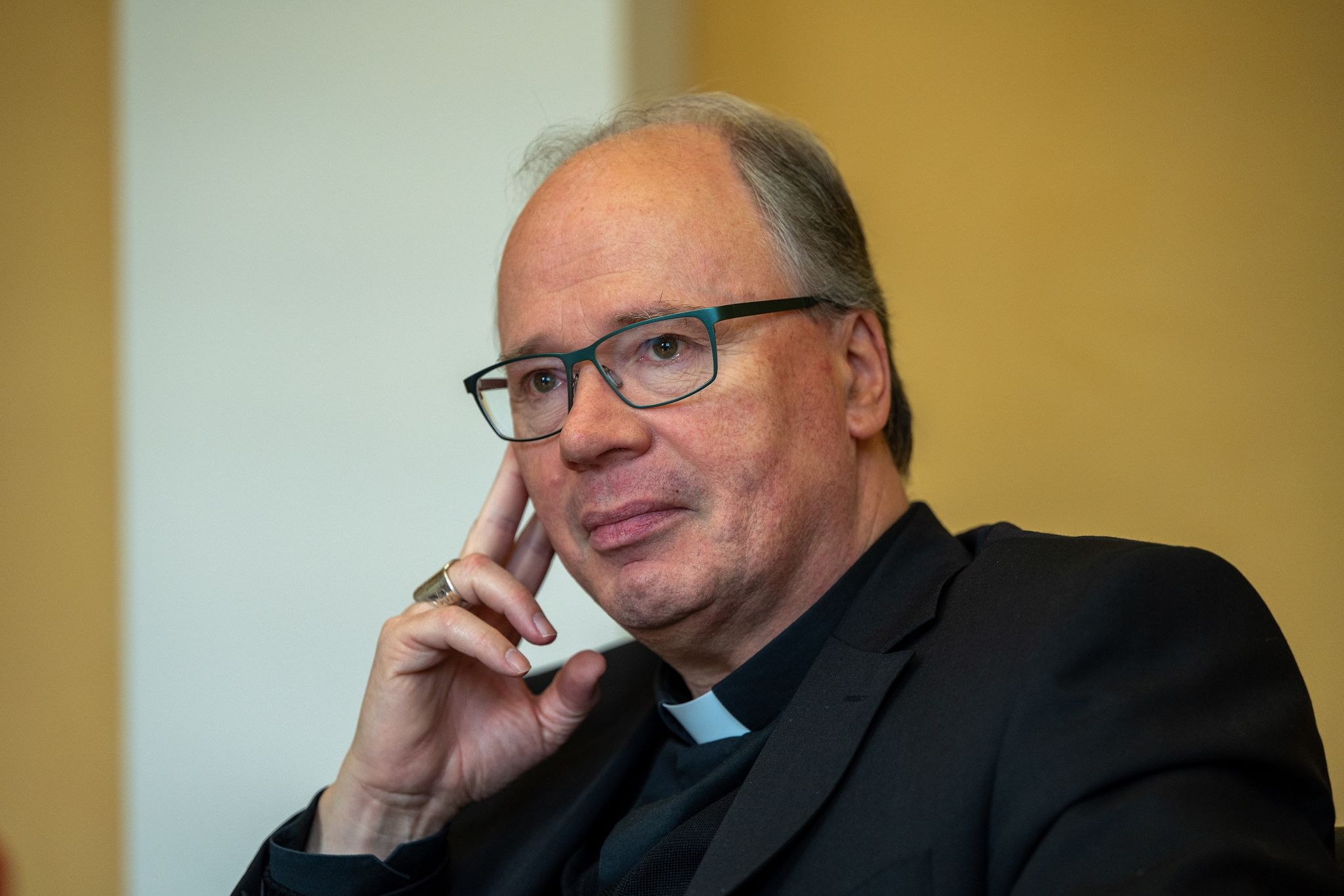 Der Trierer Bischof Stephan Ackermann nimmt an einem Interview teil.