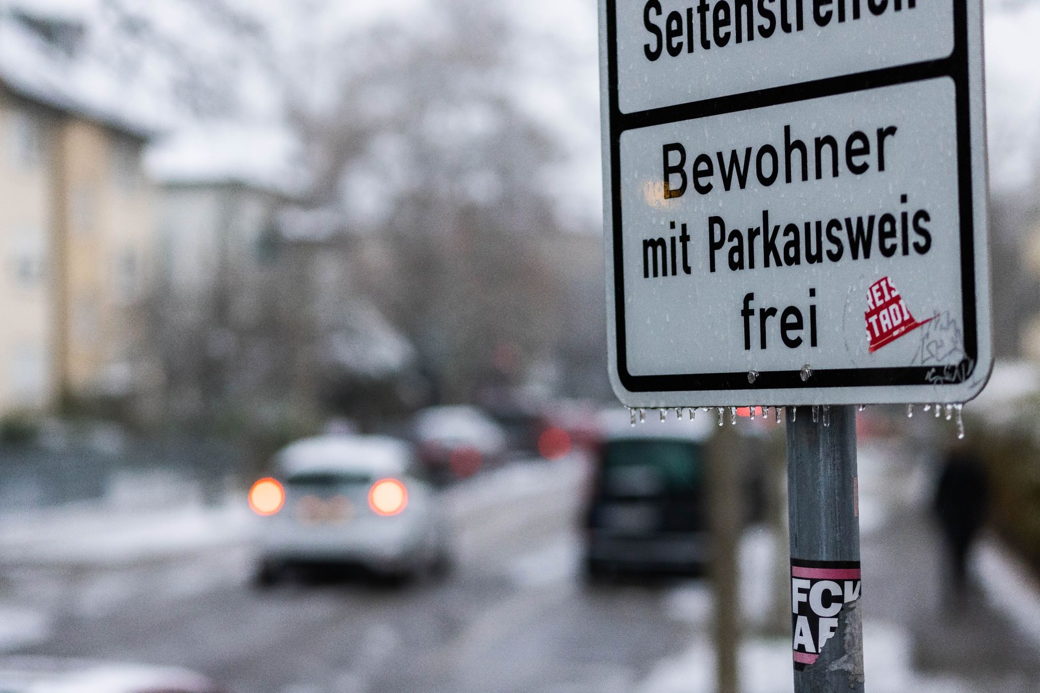 Ein Schild mit der Aufschrift «Bewohner mit Parkausweis frei» steht in einer Innenstadt an einem Seitenstreifen.