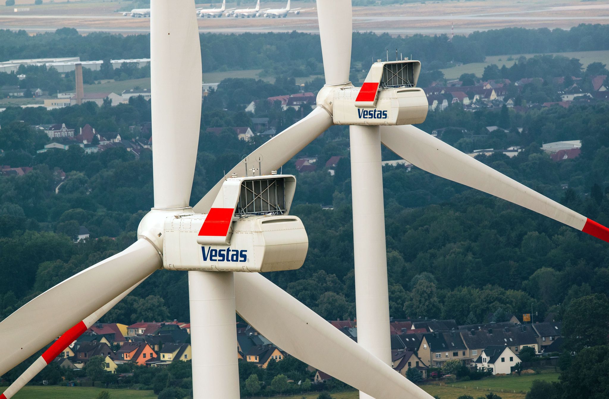 Windräder mit einer Höhe von bis zu 200 Metern drehen sich in einem Windpark.