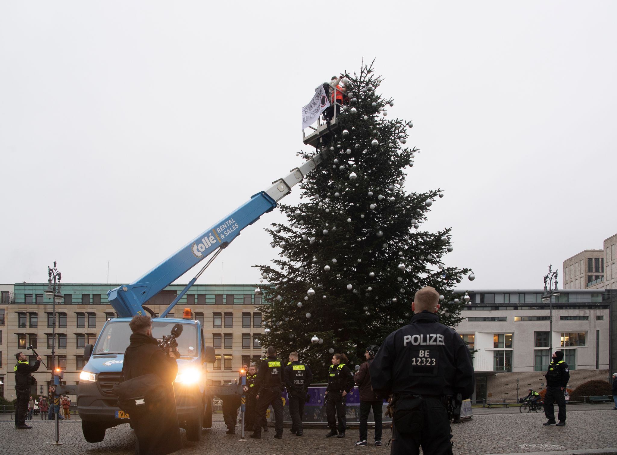 "Es ist nur die Spitze des Weihnachtsbaums" steht auf dem Transparent der Aktivisten der "Letzten Generation".