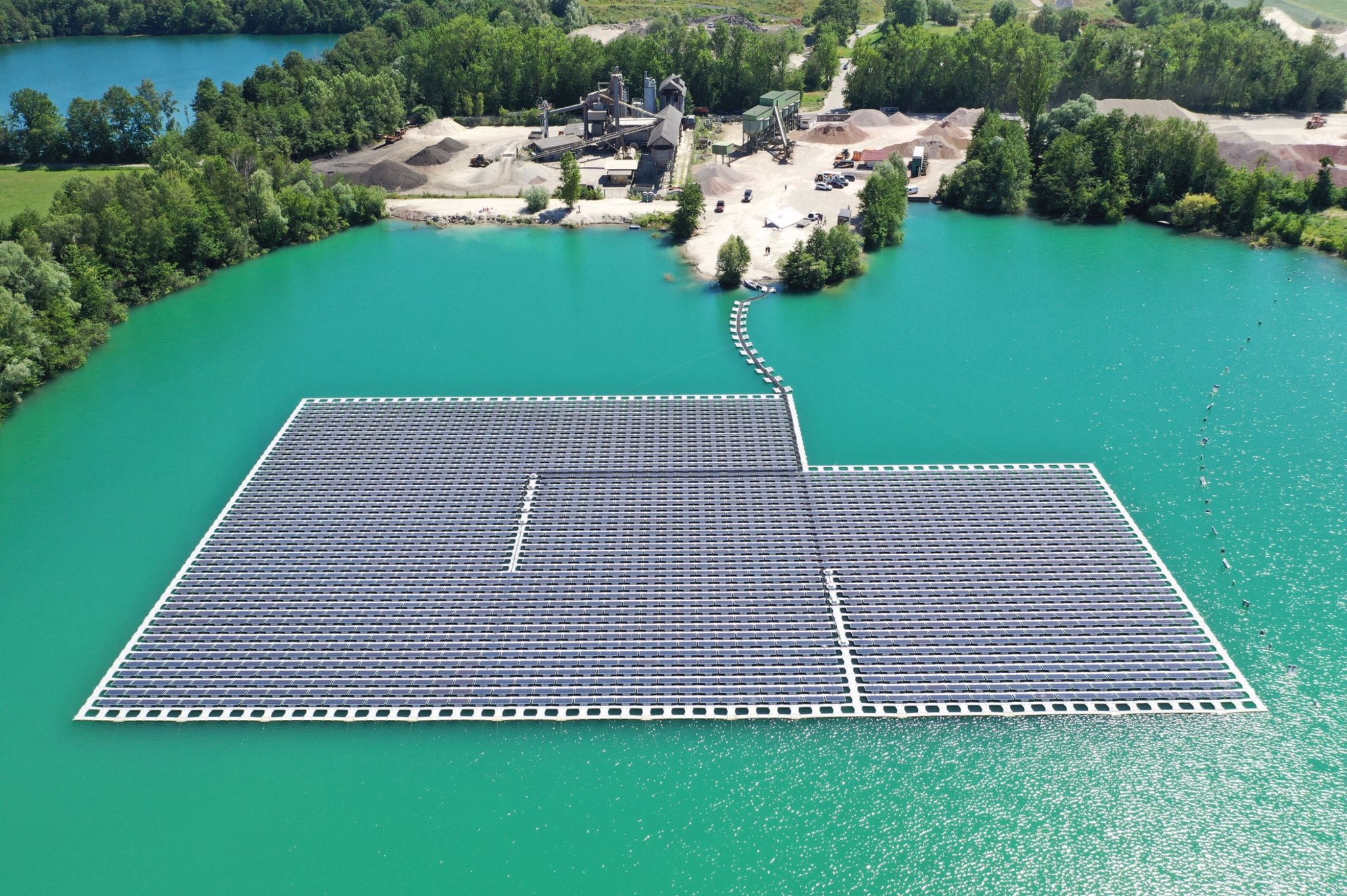Eine schwimmende Photovoltaik-Anlage auf einem Baggersee.