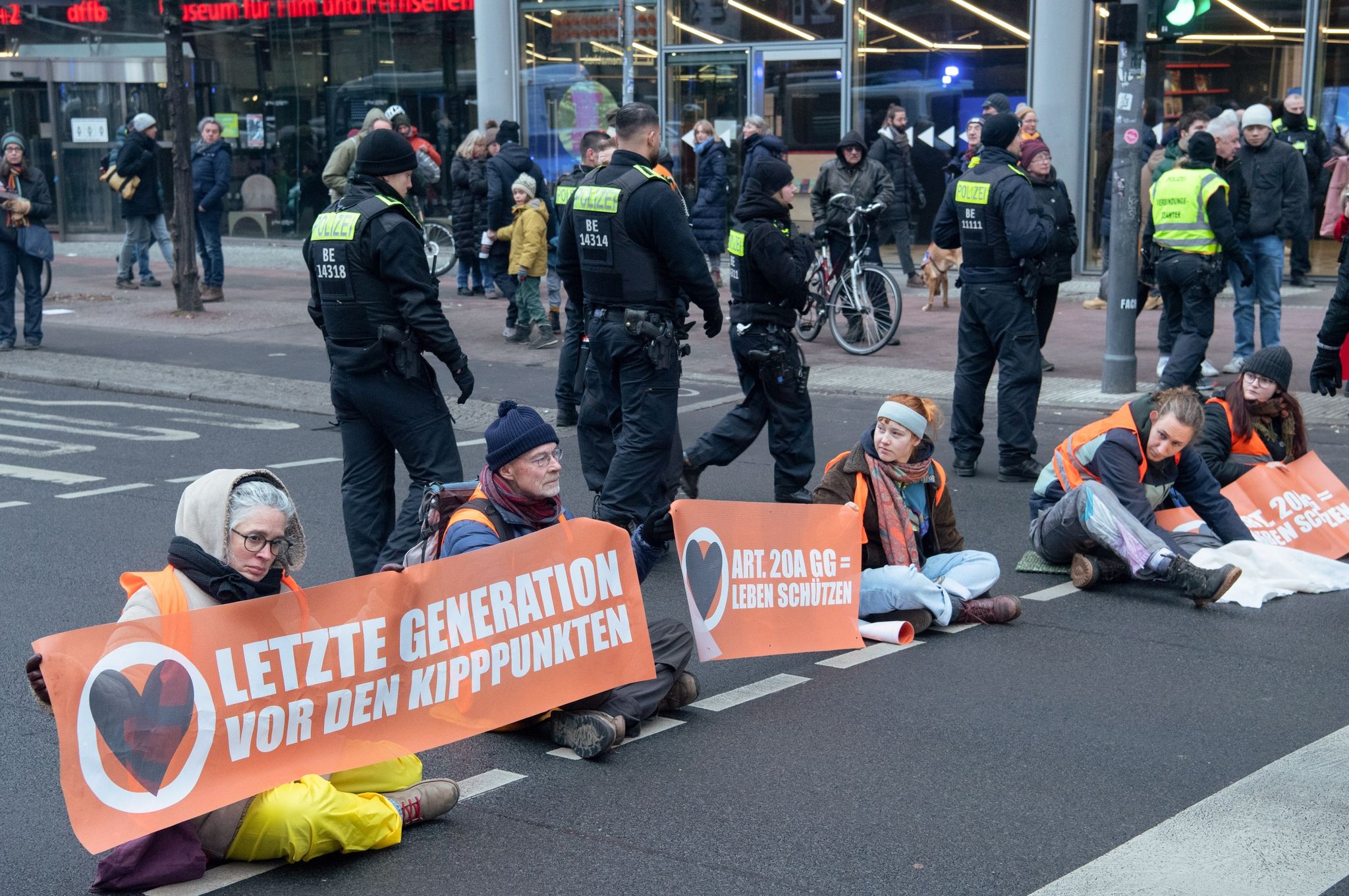 Seit Mitte Januar protestiert die Gruppe Letzte Generation immer wieder in Berlin und anderen Städten, um die Dringlichkeit des Themas Klimaschutz ins öffentliche Bewusstsein zu rücken.