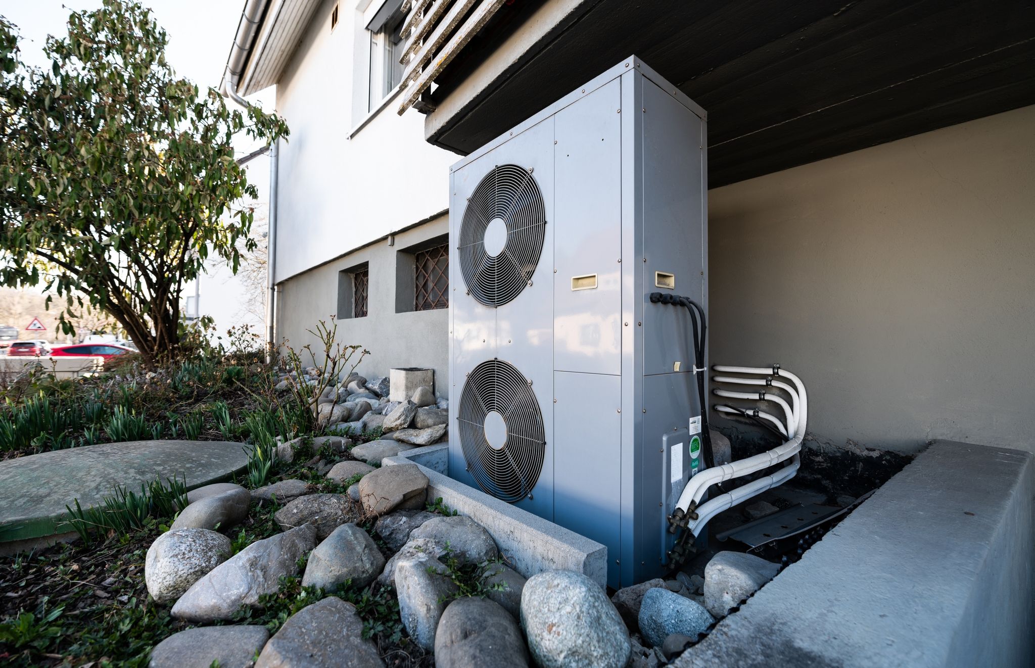 Lüftungsanlage einer Wärmepumpe: Eigentümer bekommen mit den Fördermitteln Unterstützung bei einer Sanierung ihres Gebäudes, die dauerhaft Energiekosten einspart.