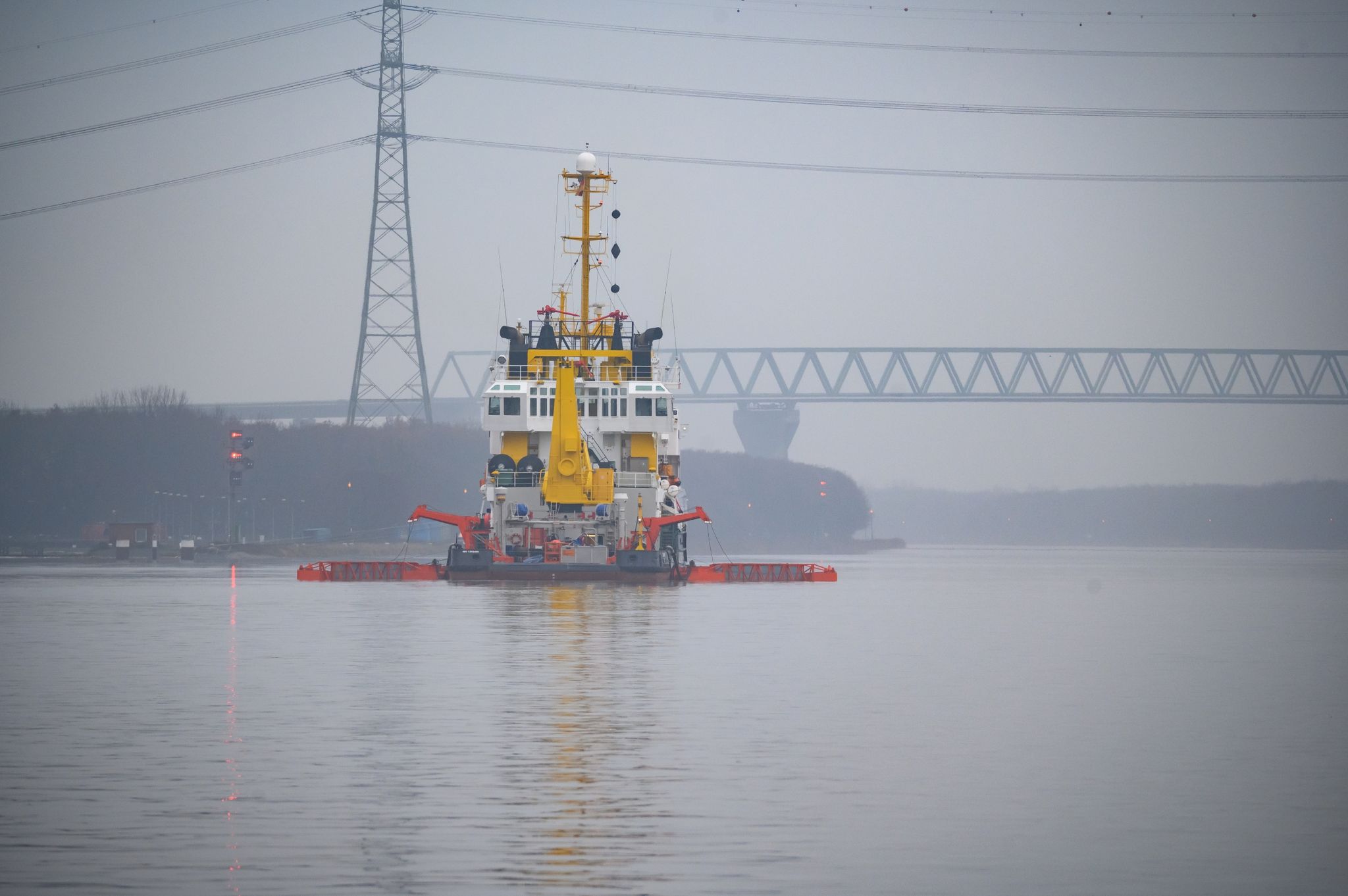 Das Schadstoffunfall-Bekämpfungsschiff Scharhörn fährt über das Wasser, um das Öl aufzunehmen.