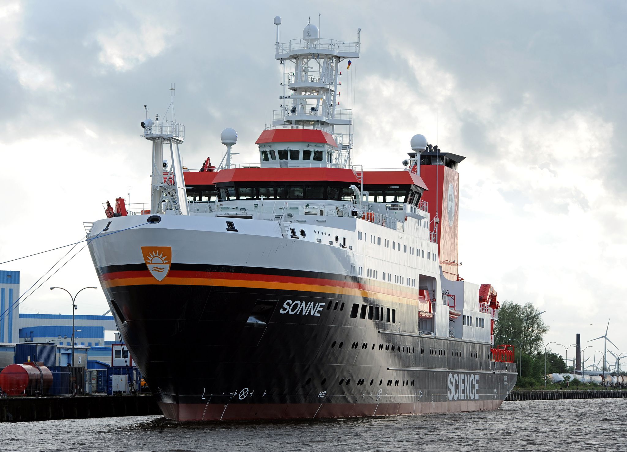 Das Forschungsschiffes FS «Sonne» im Hafen von Emden.