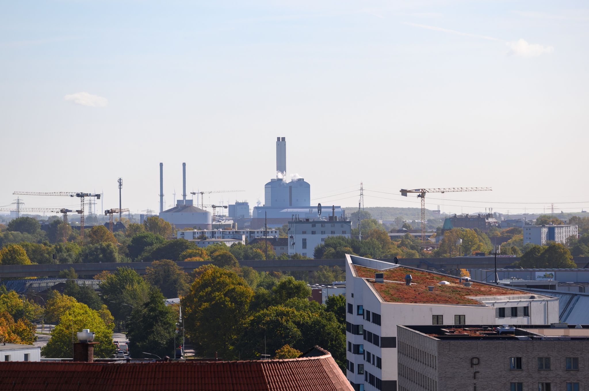 Das Heizkraftwerk Tiefstack von Wärme Hamburg hinter Gebäuden der Stadtteile Hammerbrook und Rothenburgsort.
