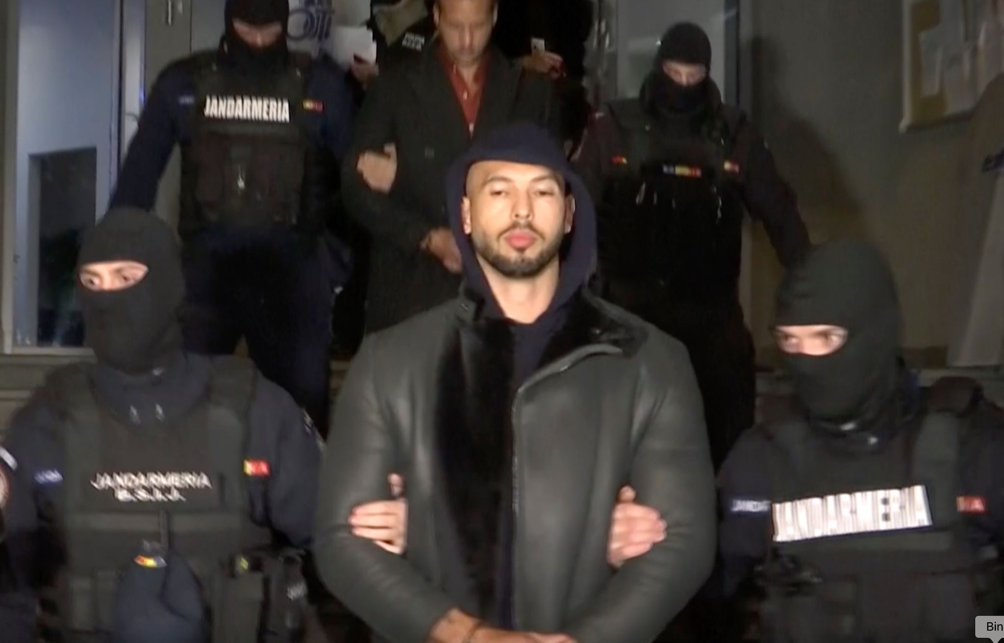 Dieses Videostandbild des Fernsehsenders Observator Antena 1 zeigt Andrew Tate (M) bei seiner Festnahme durch die rumänische Polizei.