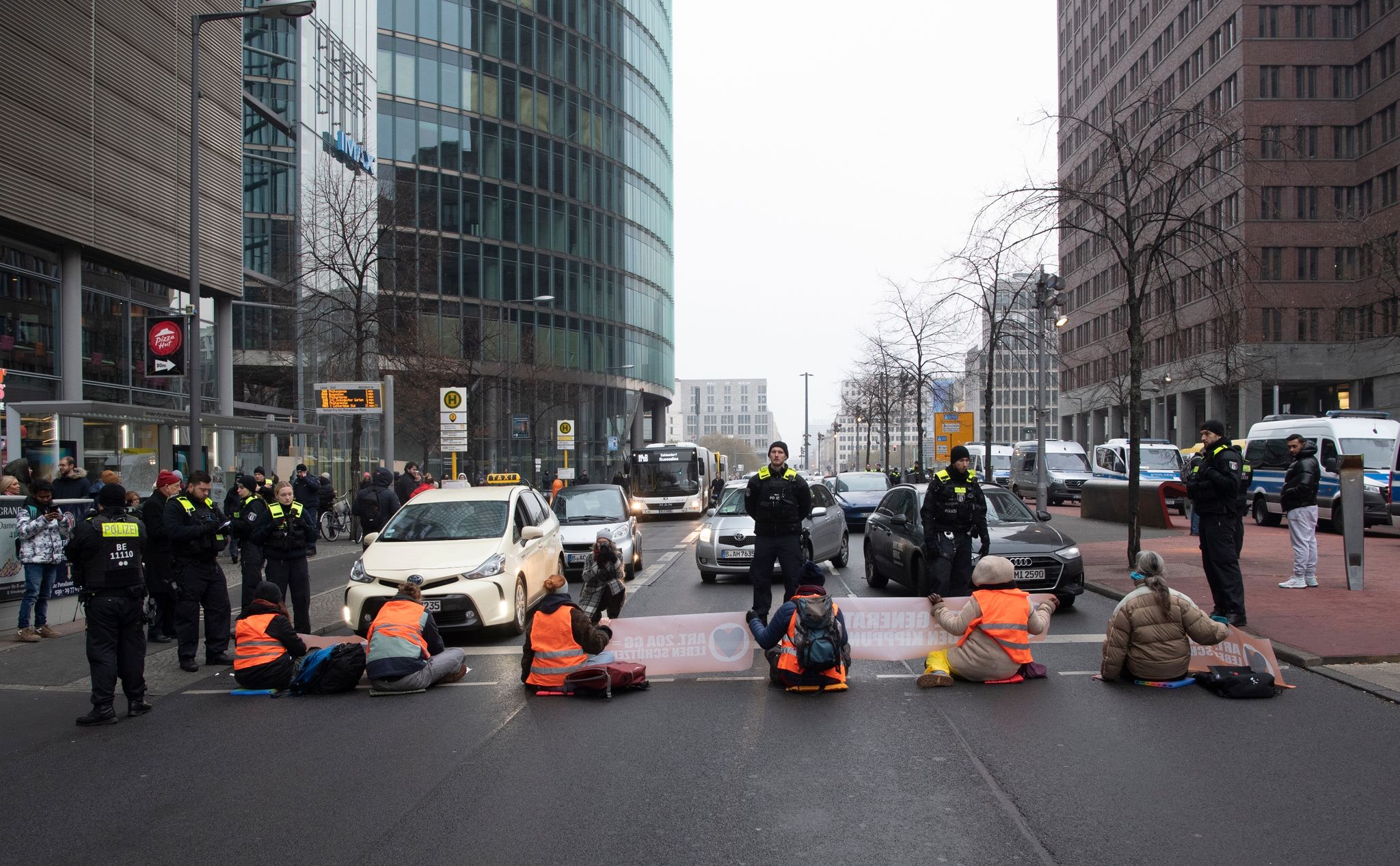 Mitglieder der Umwelt-Gruppe "Letzte Generation" blockieren im Dezember 2022 die Straße am Potsdamer Platz.