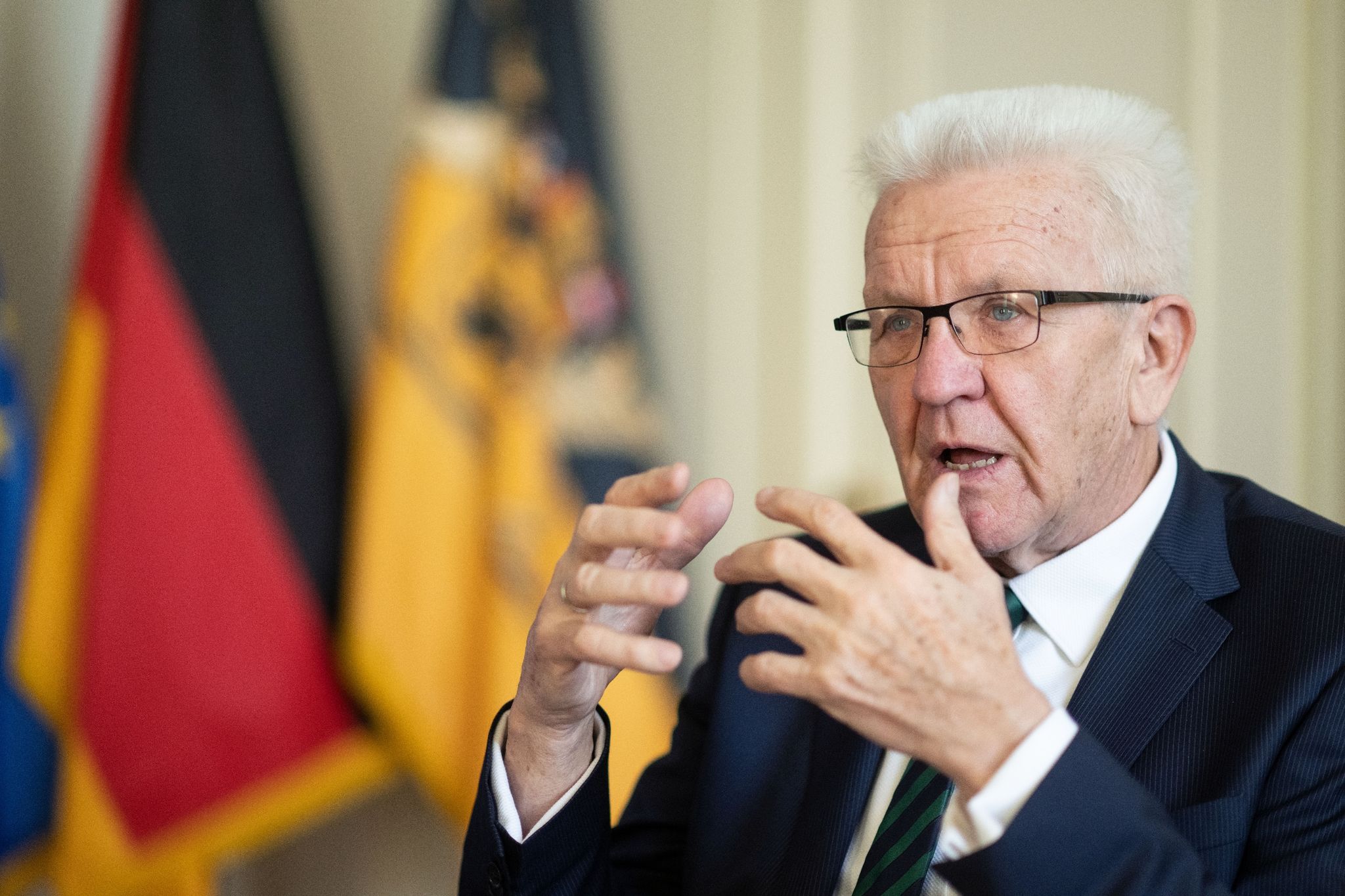 Baden-Württembergs Ministerpräsident Winfried Kretschmann (Grüne) gibt ein Interview.