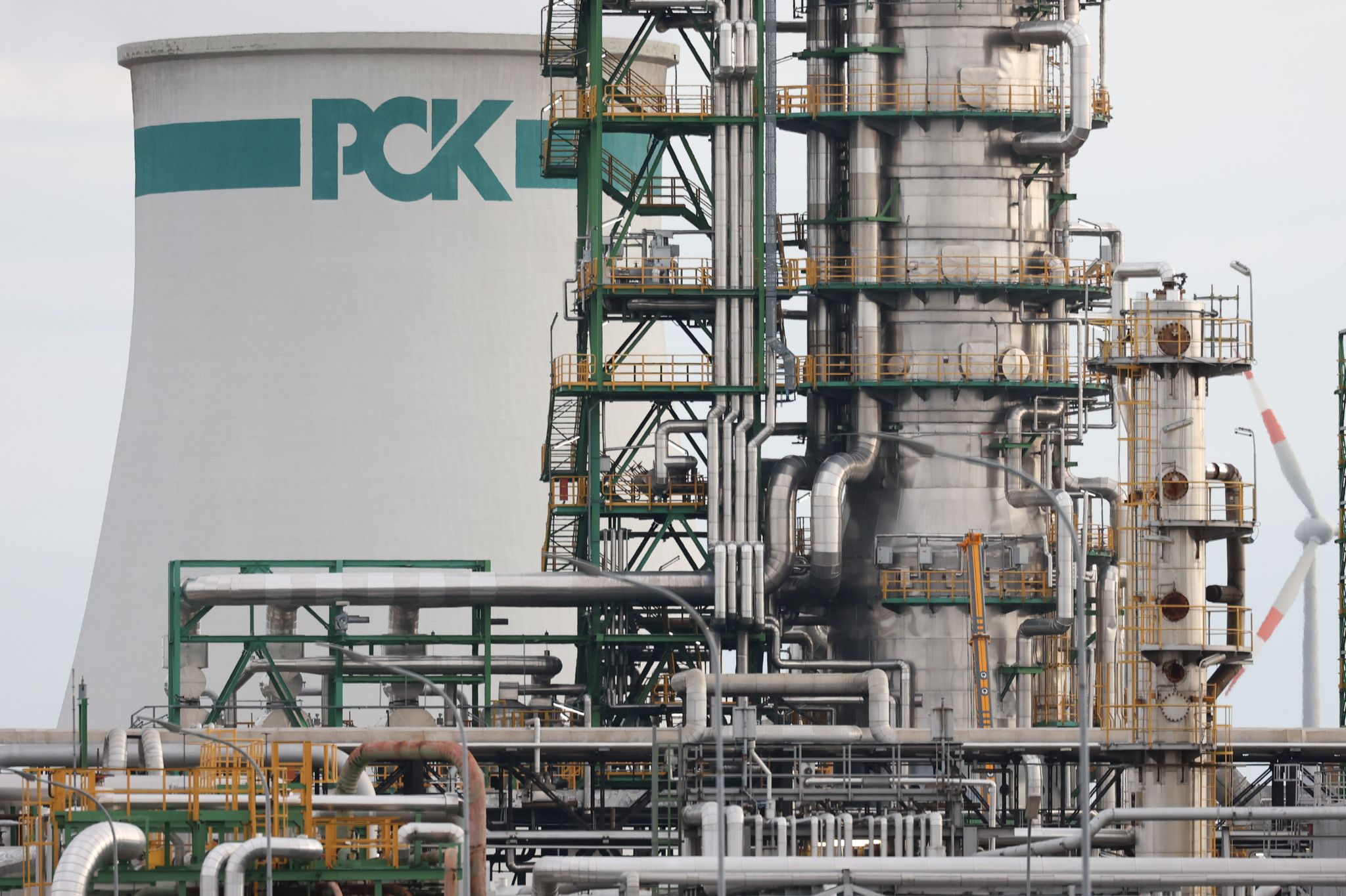 Ein Turm mit einem PCK-Logo ist auf dem Gelände der PCK-Raffinerie zu sehen.