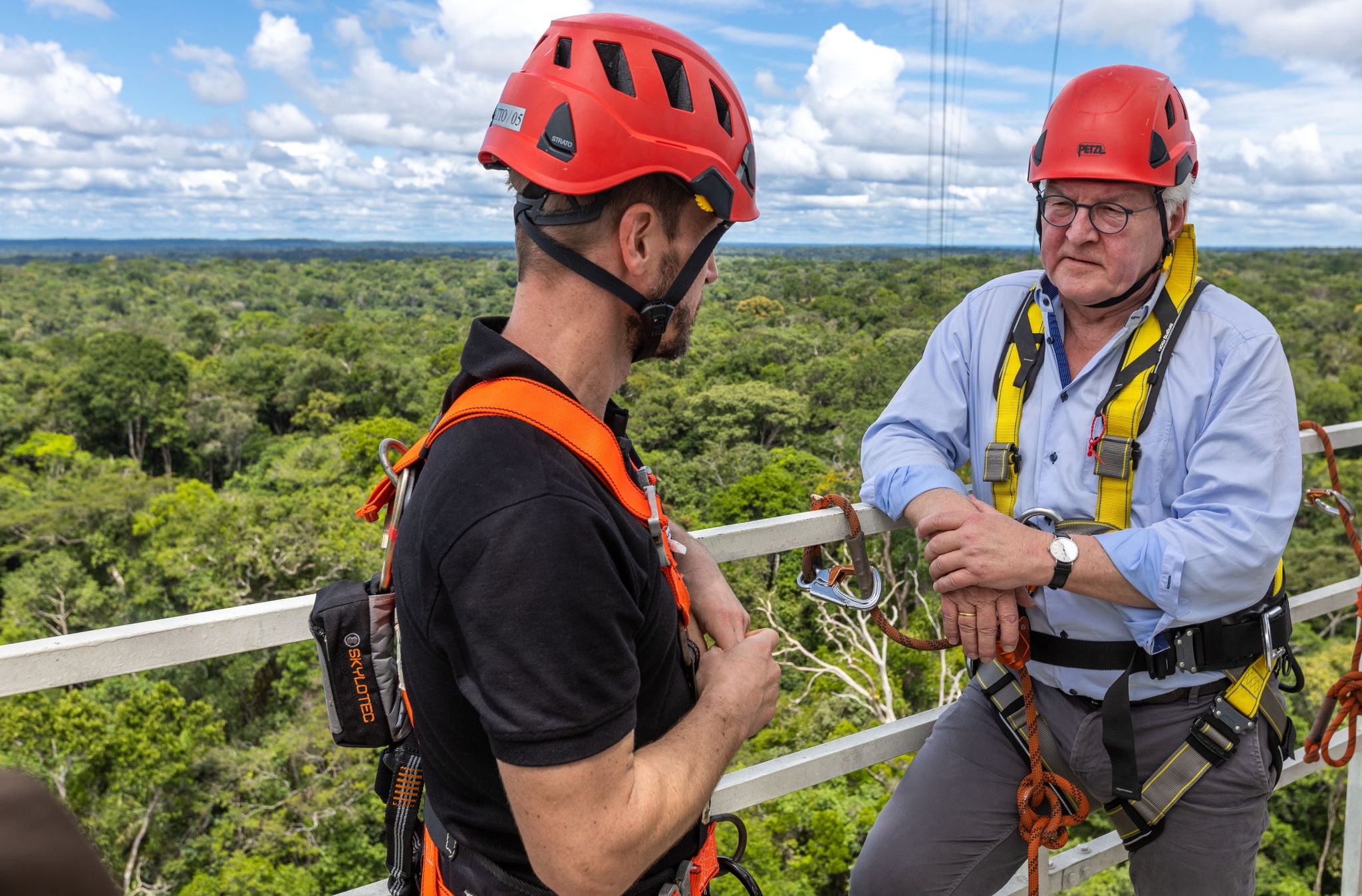 Bundespräsident Frank-Walter Steinmeier mit Stefan Wolff, Repräsentant des ATTO-Projekts vom Max-Planck-Institut, auf einer Plattform des Amazon Tall Tower Observatory (ATTO).