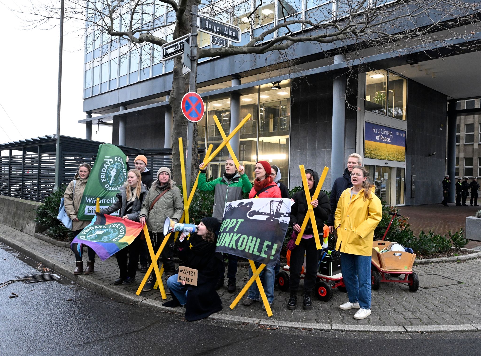 Aktivisten protestieren vor dem Wirtschaftsministerium gegen den Abriss des Dorfes Lützerath.