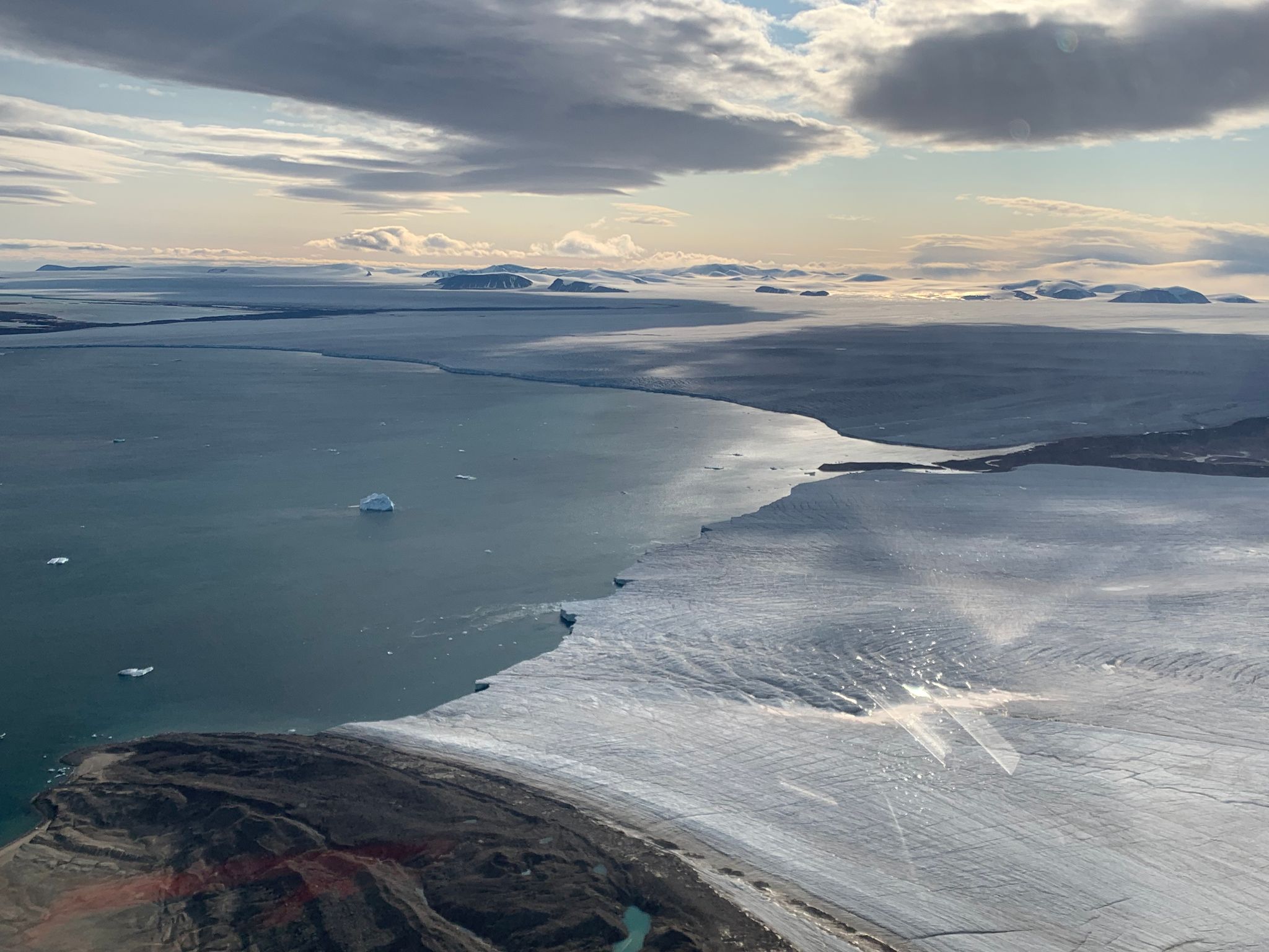 Unbenannte Ausläufer der Devon Eiskappe (Devon Ice Cap) auf Devon Island. Eine Studie zeigt, dass selbst im günstigsten Fall ein großer Teil der Gletscher verschwinden wird.