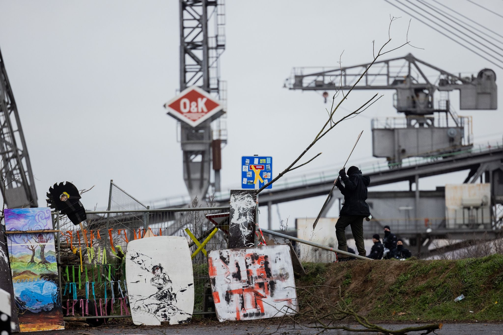 Umweltaktivisten im Protestcamp unmittelbar an der Abrisskante des Braunkohletagebaus Garzweiler II.