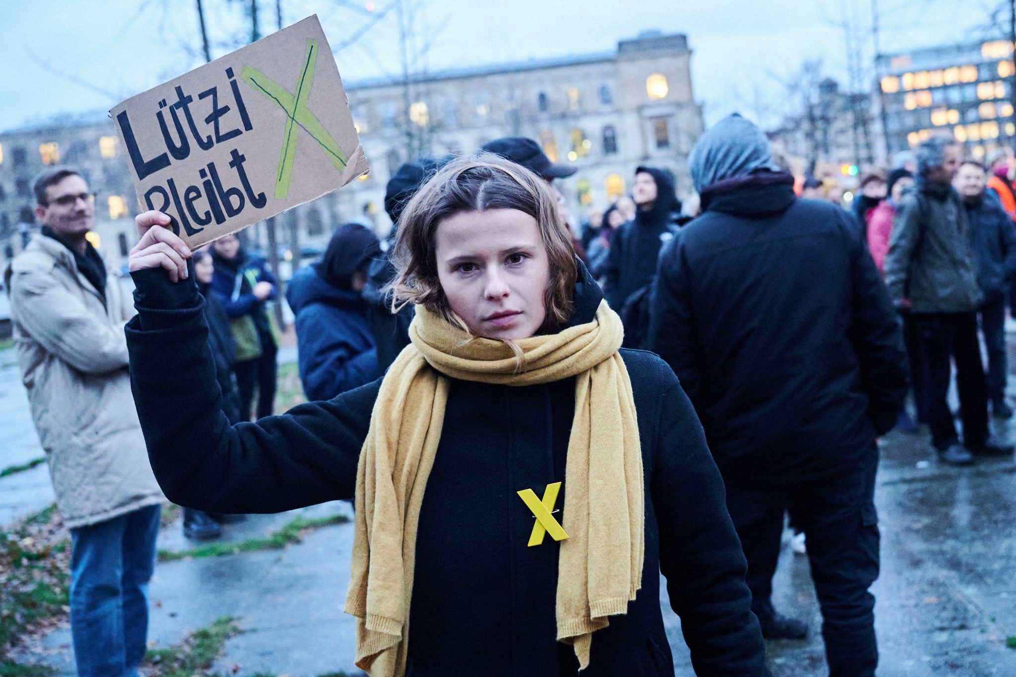 "Lützerath bleibt" steht auf einem Plakat, das Luisa Neubauer, Klimaaktivistin hält.