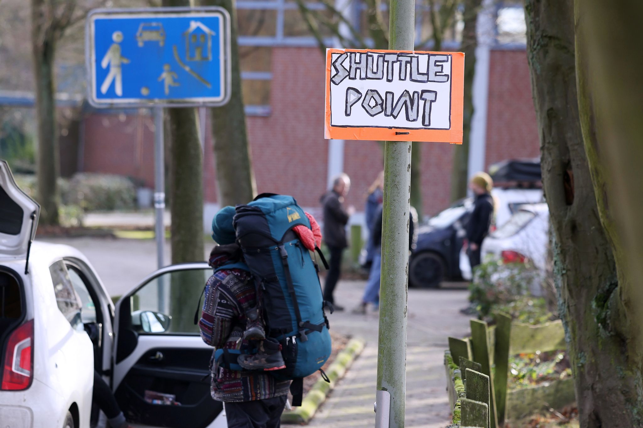 Ein Schild mit der Aufschrift «Shuttle Point»,an dem sich Klimaschutzaktivisten sammeln.