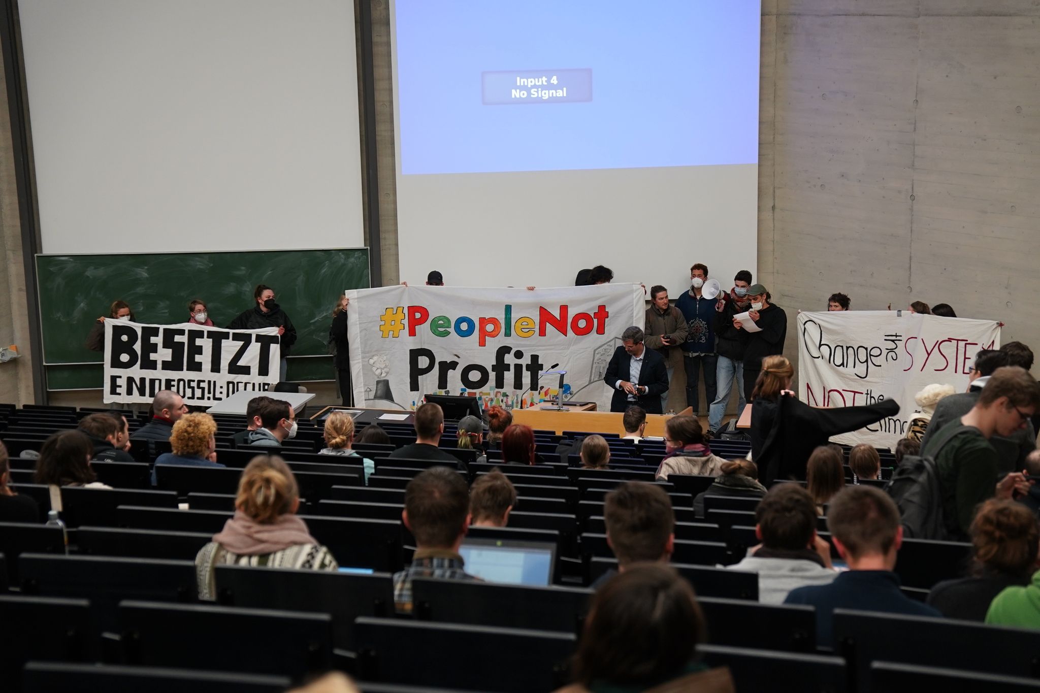 Klimaaktivisten haben am Montag einen Hörsaal im Audimax der Universität Halle am historischen Löwen-Campus besetzt.