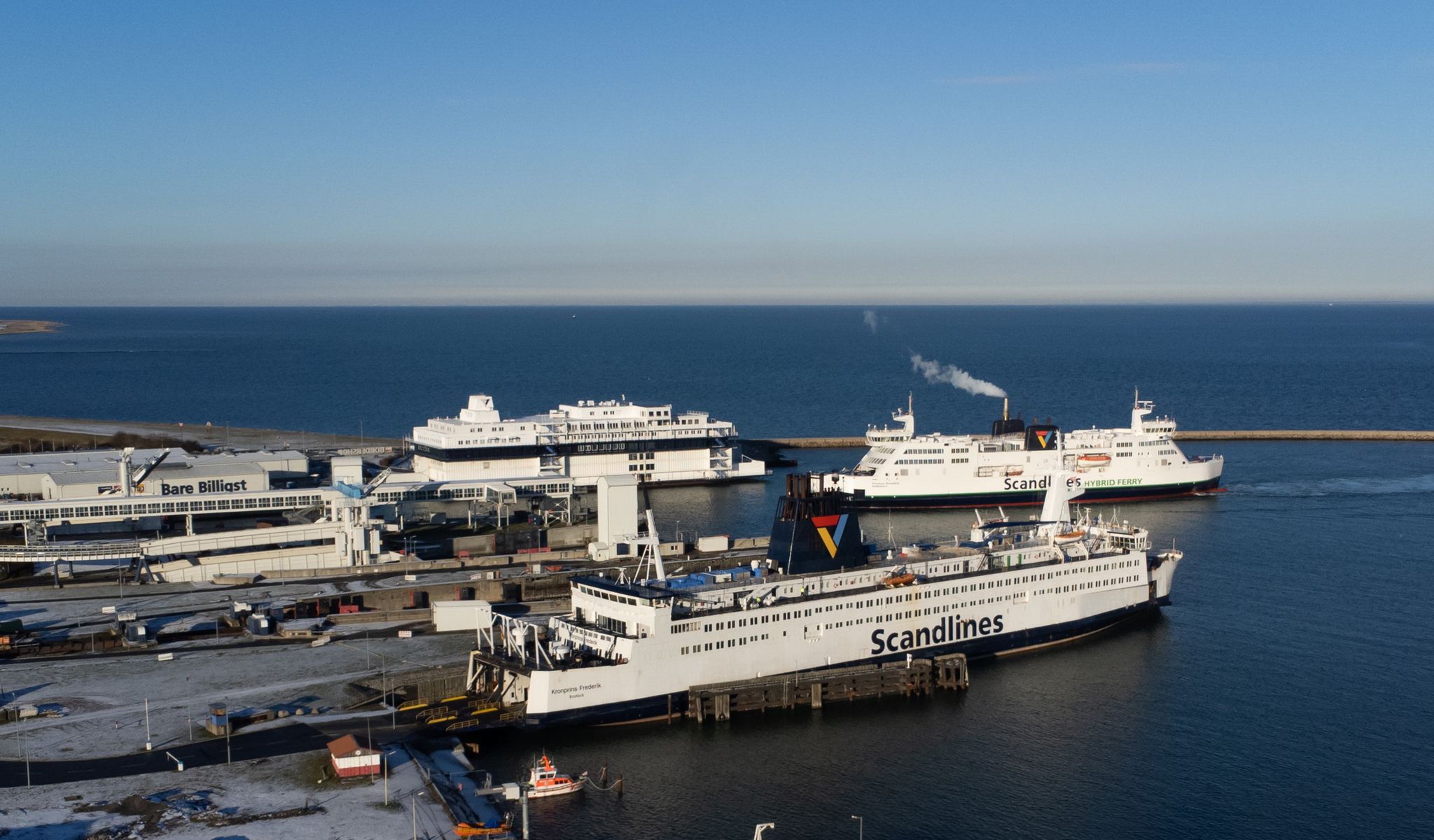Drei Fähren der dänischen Reederei Scandlines sind im Fährhafen von Puttgarden auf der Insel Fehmarn zu sehen.