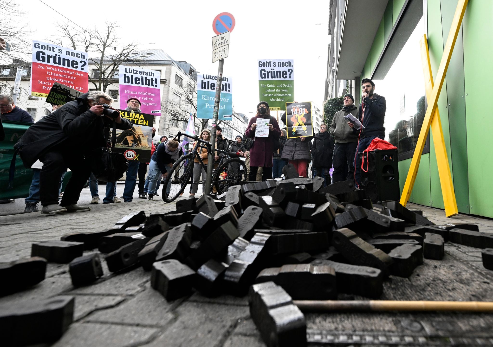 Aktivisten protestieren mit einem Kohlehaufen vor der Grünen Parteizentrale in NRW.