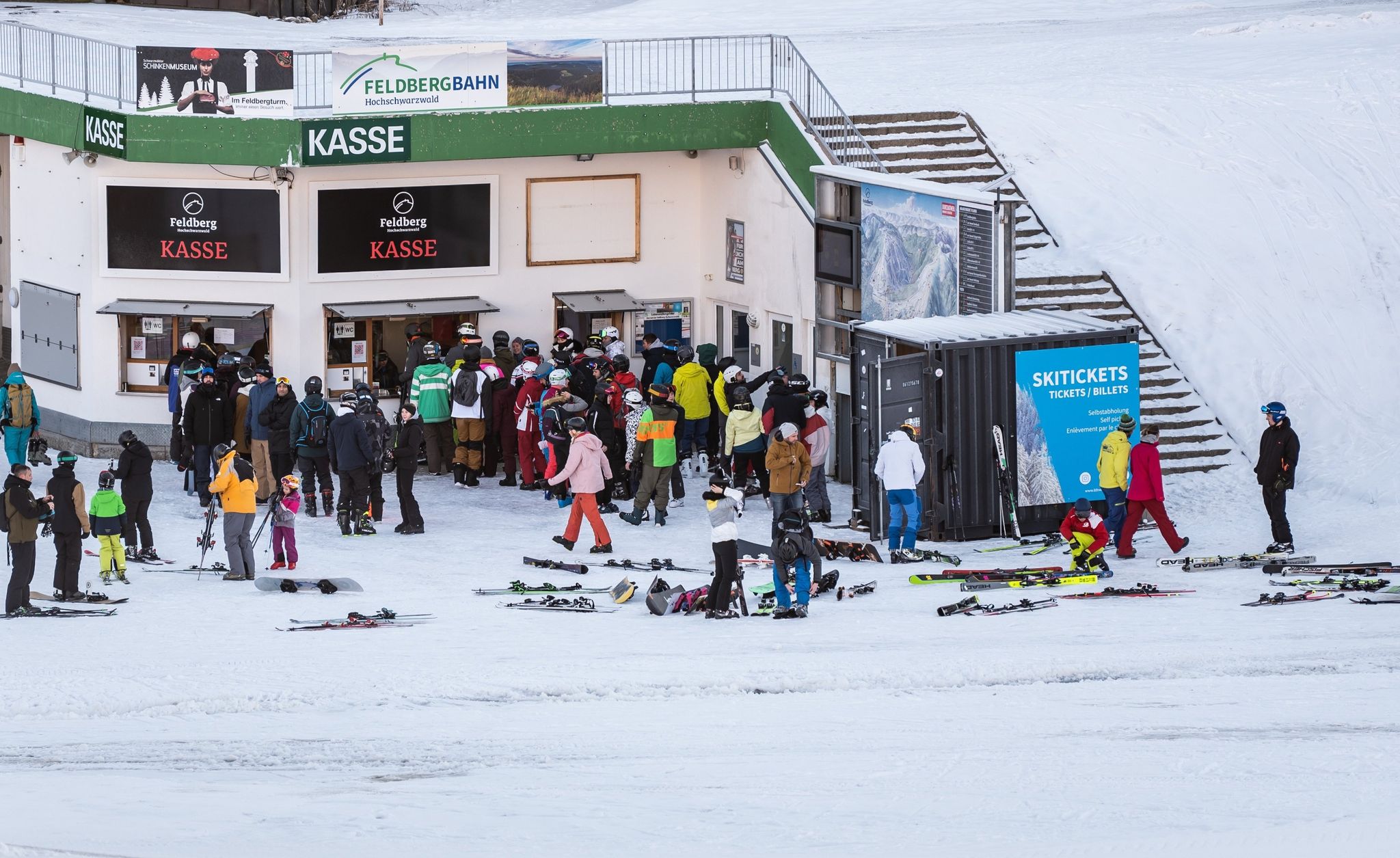 Skifahrer und Snowboarder stehen an der Kasse am Feldberg an. Naturschützer haben Pläne kritisiert, die Region um den Feldberg weiter für den Wintersport auszubauen.