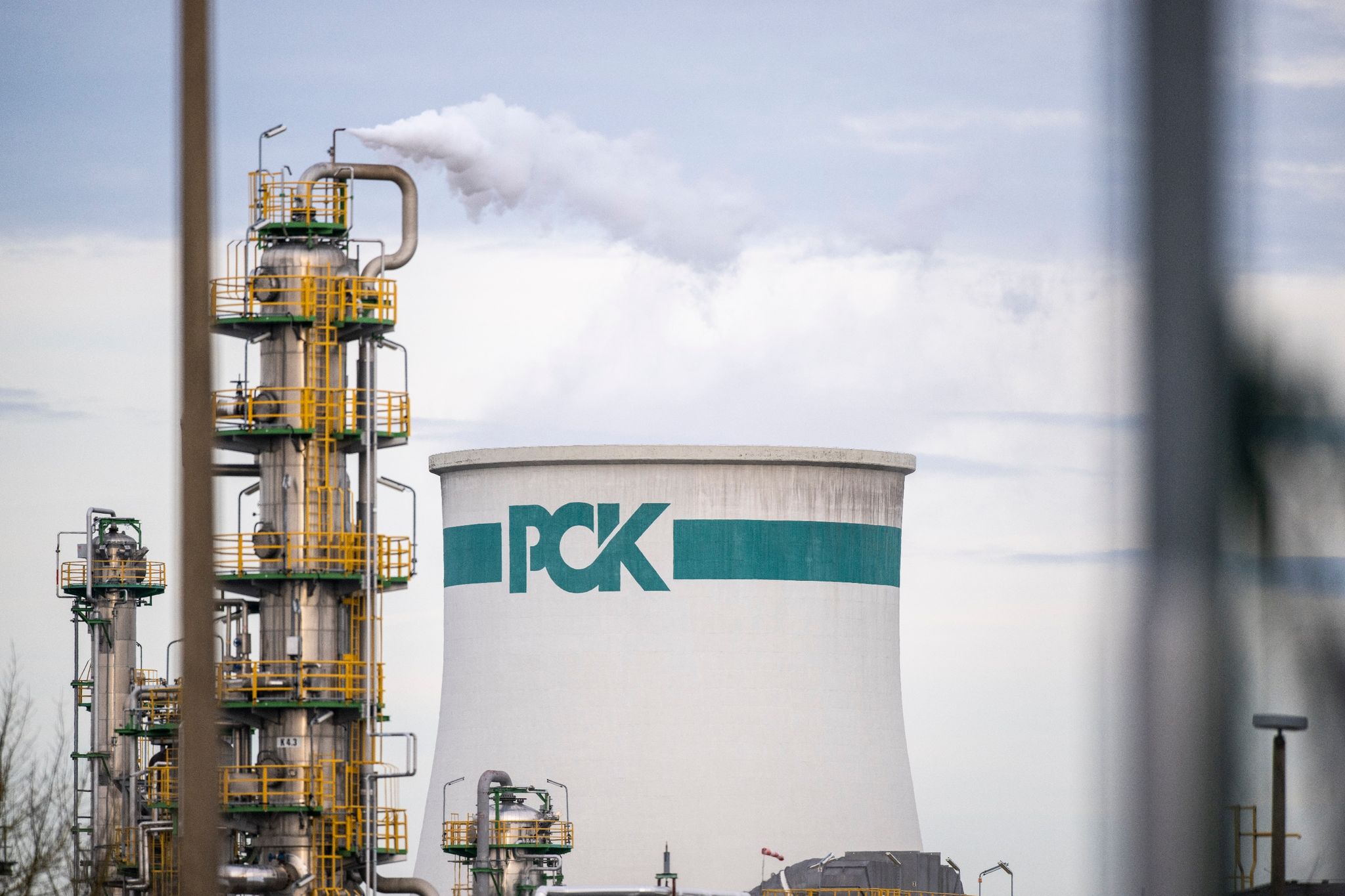 Anlagen zur Rohölverarbeitung stehen auf dem Gelände der PCK-Raffinerie GmbH.