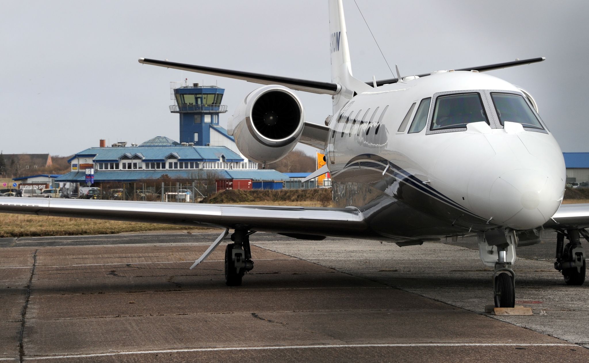 Ein Privatjet steht auf dem Flughafen der Nordseeinsel Sylt (Aufnamen von Märzz 2012).