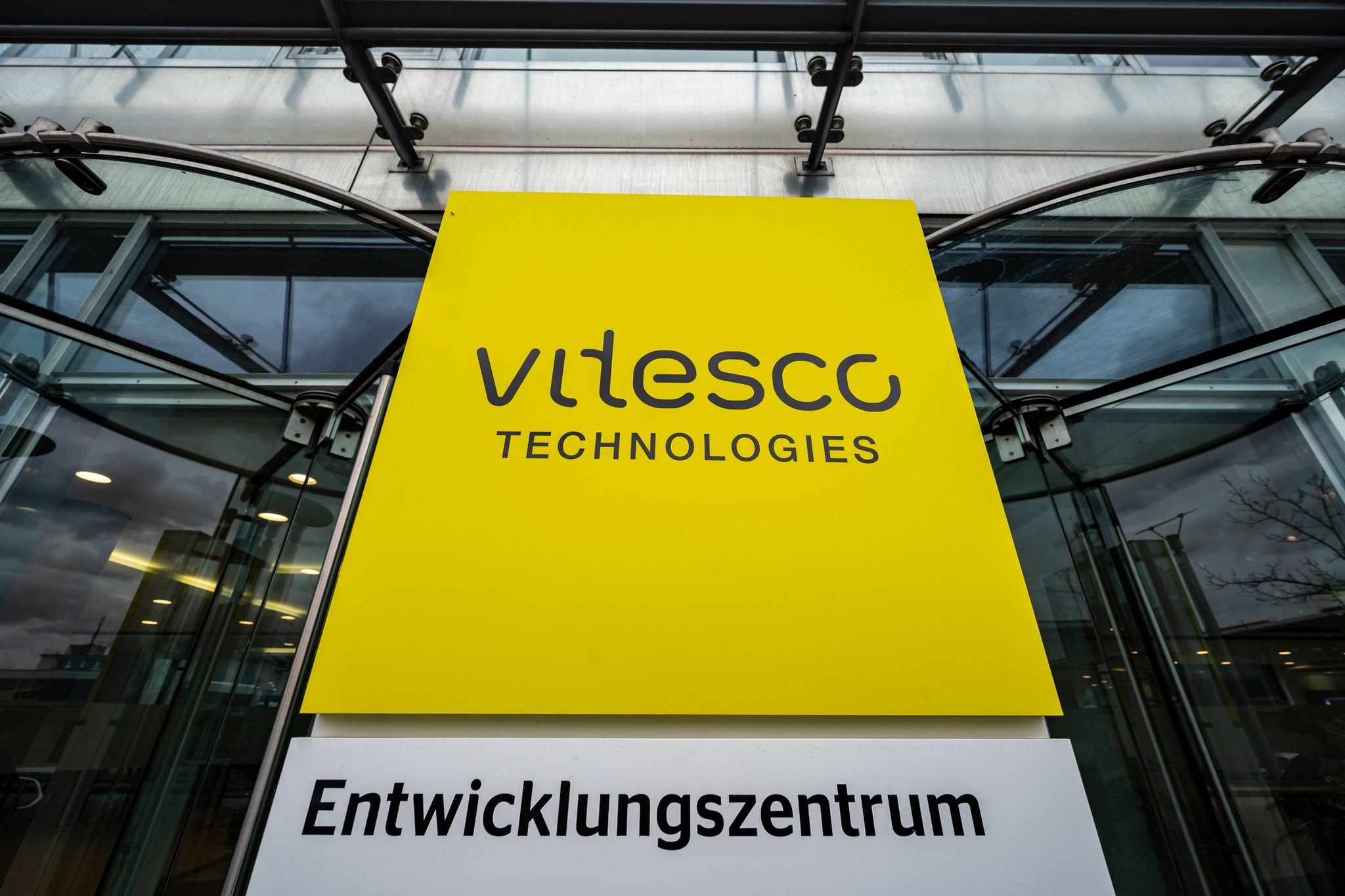 „Vitesco Technologies- Entwicklungszentrum“ steht auf einem Schild vor dem Werksgelände von Vitesco.