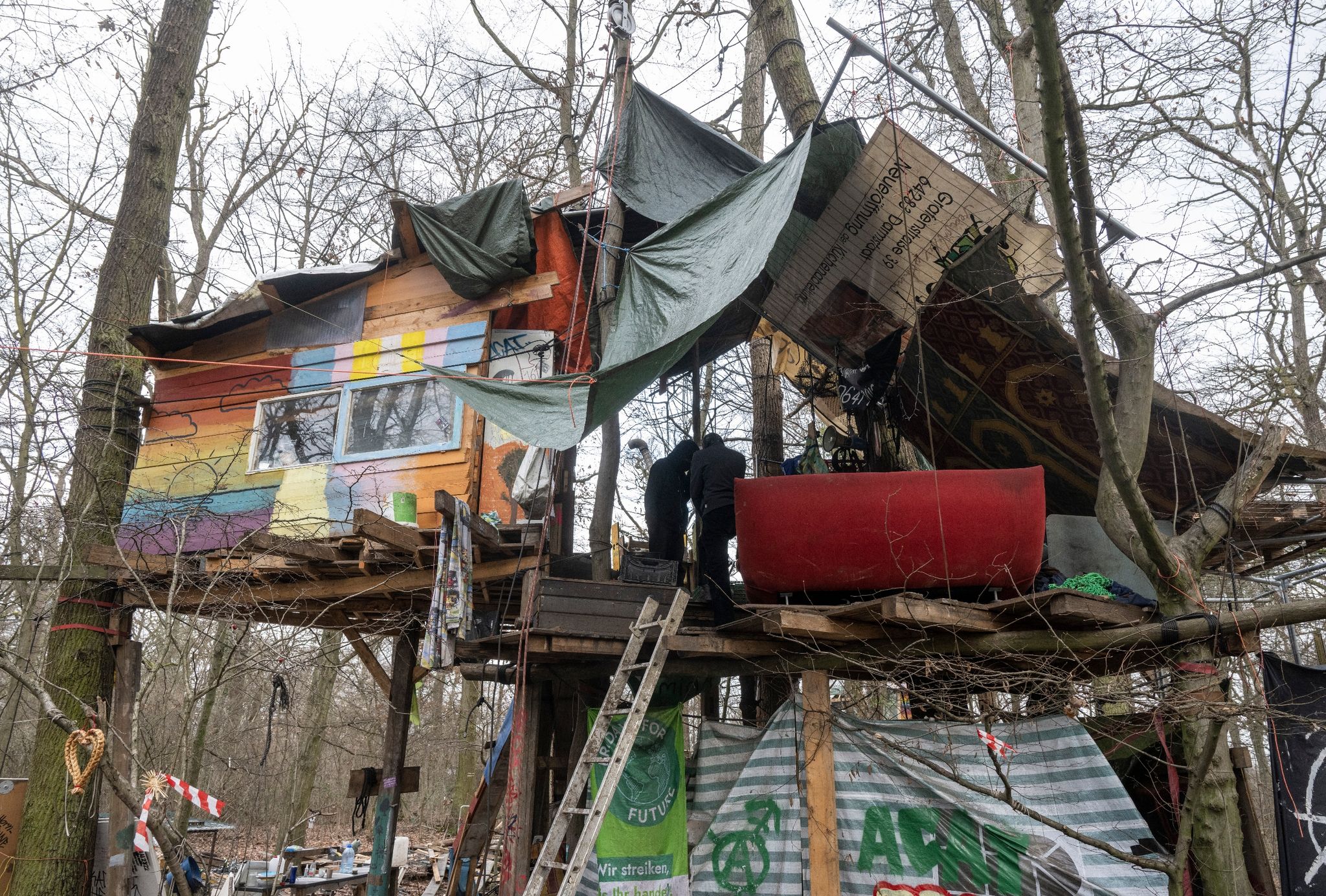 Aktivisten stehen in einem Baumhaus im Fechenheimer Wald. Mit ihrer Präsenz wollen die Aktivisten die Abholzung eines Waldstückes für den Weiterbau der Autobahn 66 verhindern.