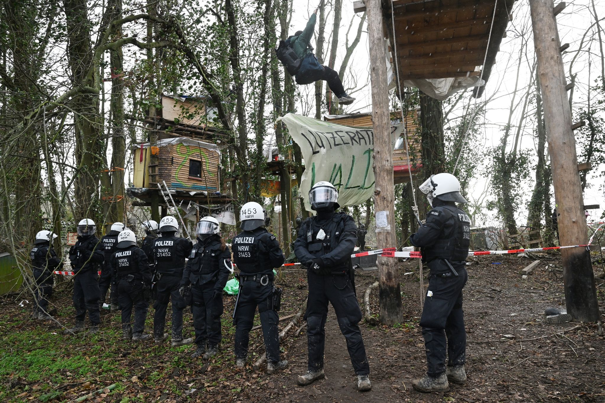 Polizisten stehen am dritten Tag der Räumung im von Klimaaktivisten besetzten Braunkohleort Lützerath.