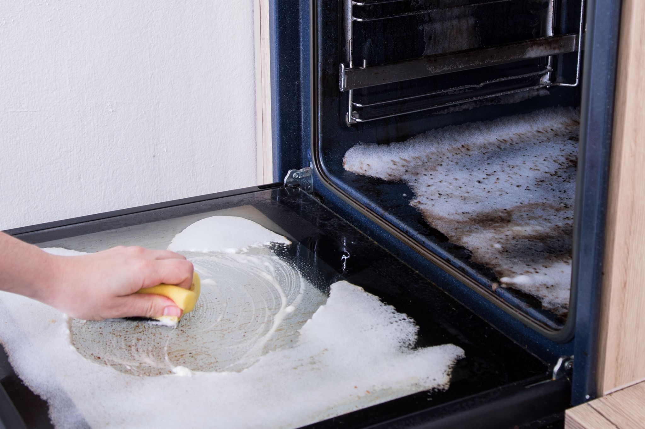 Wer Fett und Schmutz im Ofen sofort entfernt, muss später weniger schrubben - oft reicht dann sogar nur Allzweckreiniger.