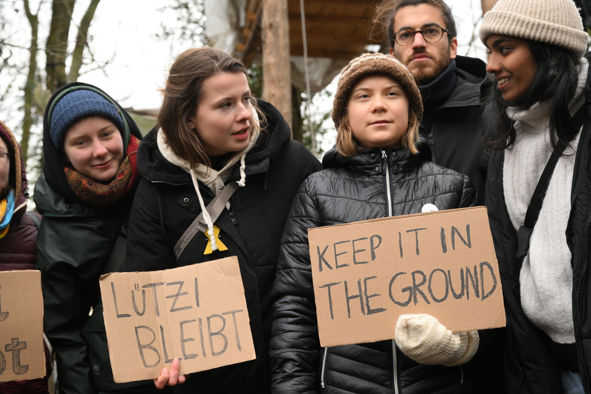 Die Klimaaktivistinnen Luisa Neubauer (2.v.l) und Greta Thunberg (3.v.r) stehen im Braunkohleort Lützerath.