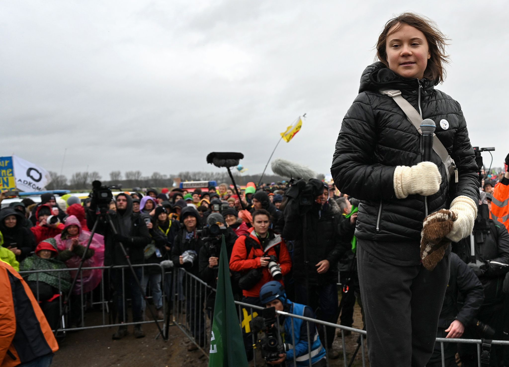 Die Klimaaktivistin Greta Thunberg steht auf der Bühne vor den versammelten Demonstranten.