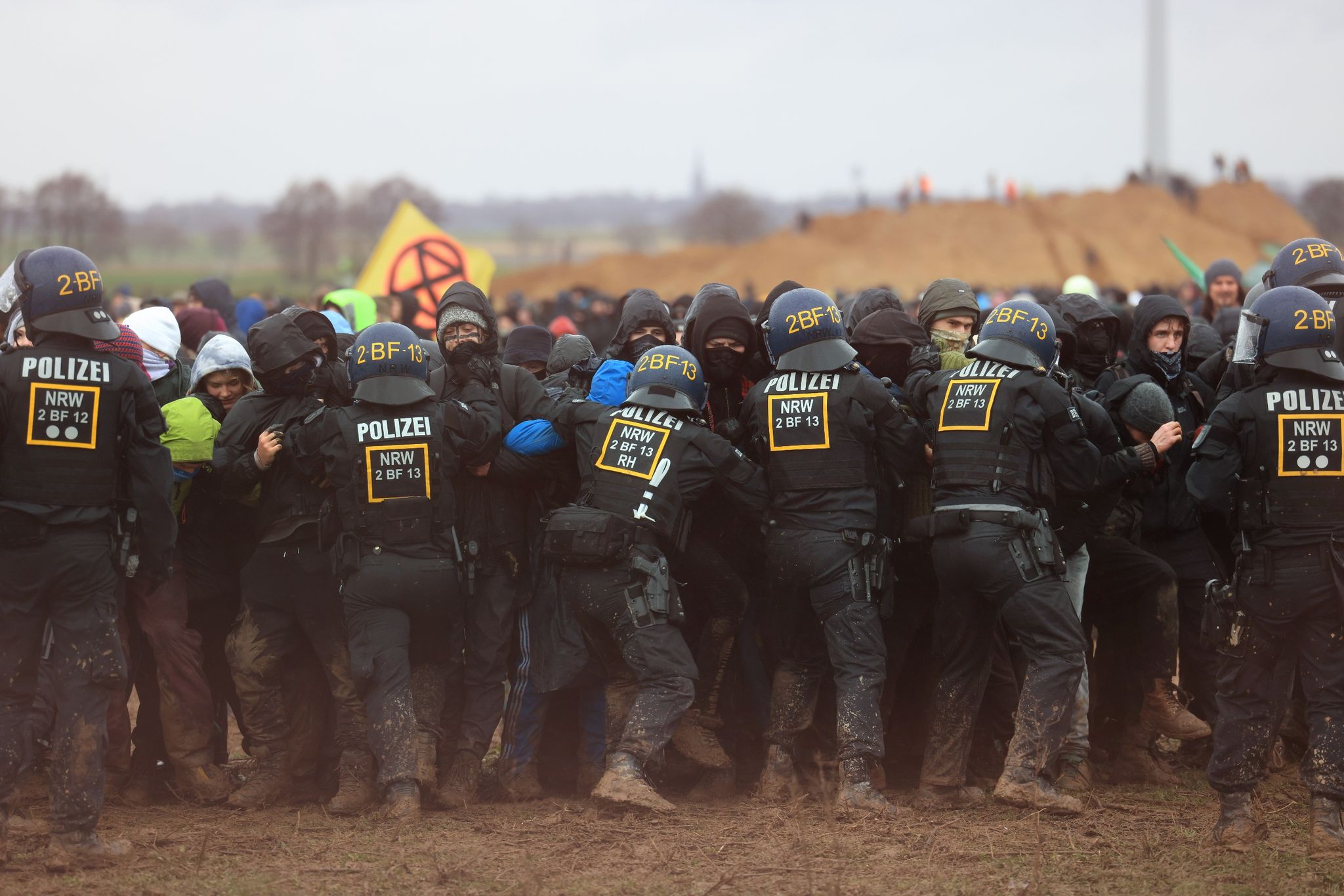 Polizisten drängen Demonstranten am Rande des Braunkohletagebaus bei Lützerath zurück. Die Polizei habe «hochprofessionell» gearbeitet, so NRW-Innenminister Reul.