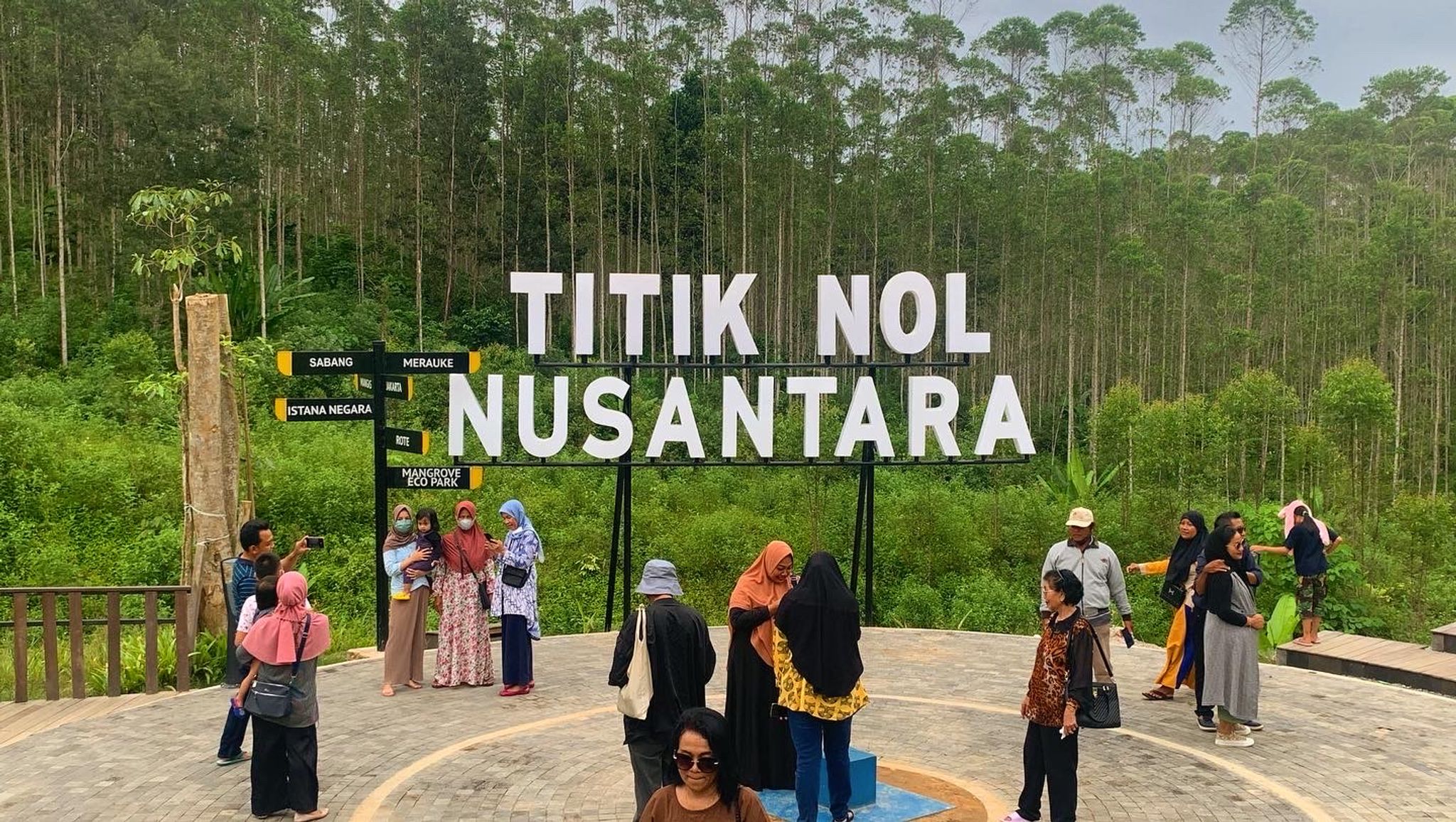 Einheimische besuchen das Gebiet, das als «Nusantara Ground Zero» bezeichnet wird. Hier entsteht gerade Nusantara, die neue Hauptstadt Indonesiens.