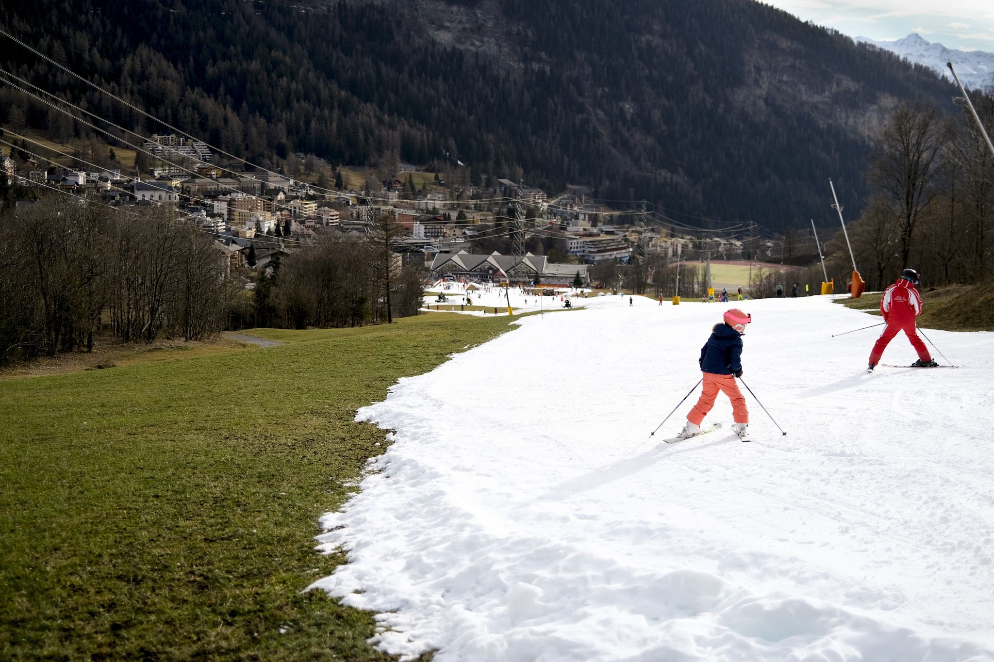 Kein Wintersportparadies: Skifahrer rasen in Leukerbad Ende Dezember eine künstlich beschneite Skipiste hinunter.