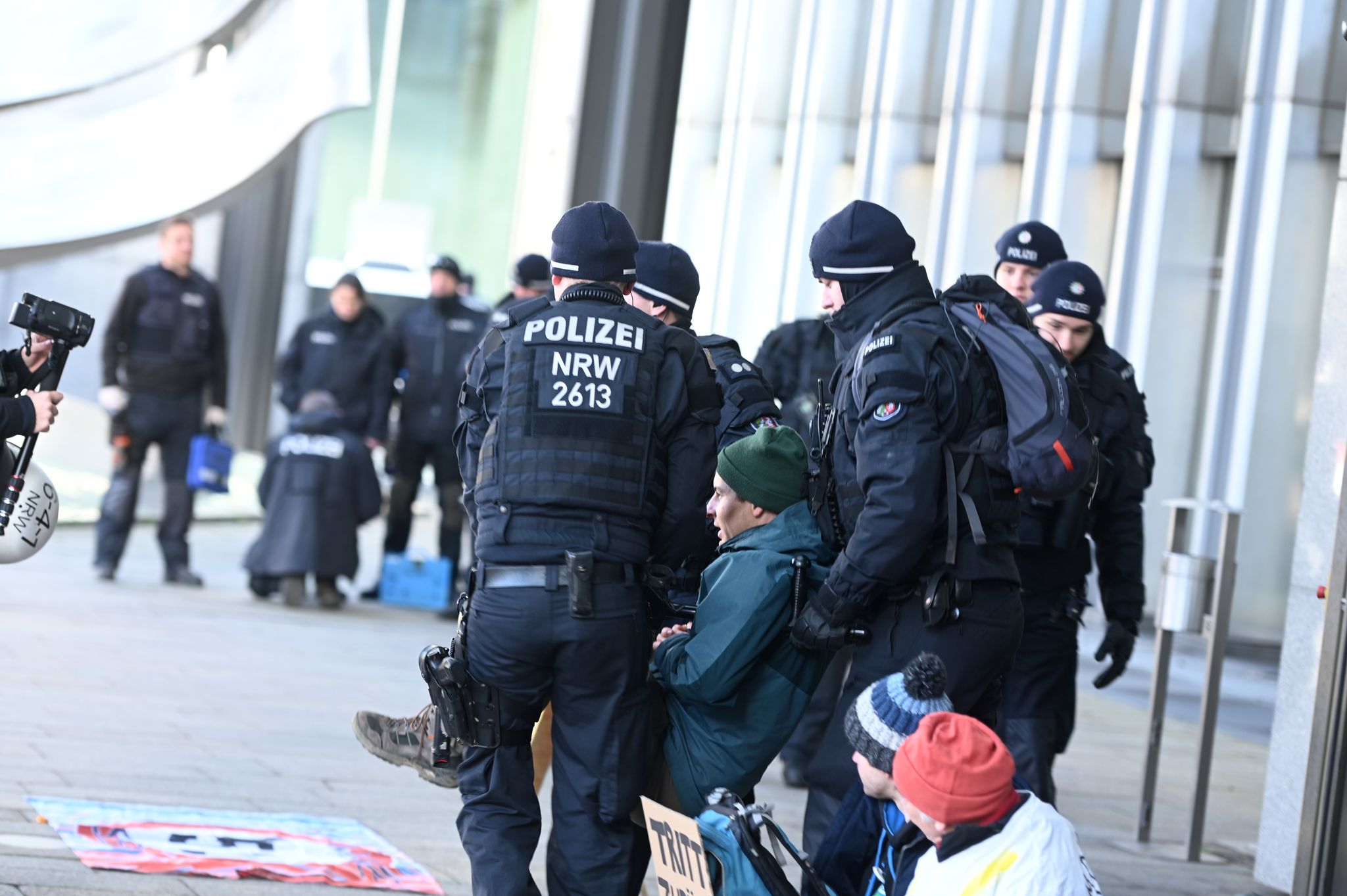 Polizisten tragen Mitglieder von Extinction Rebellion weg, die vor dem Innenministerium in Düsseldorf protestieren nach der Räumung von Lützerath.
