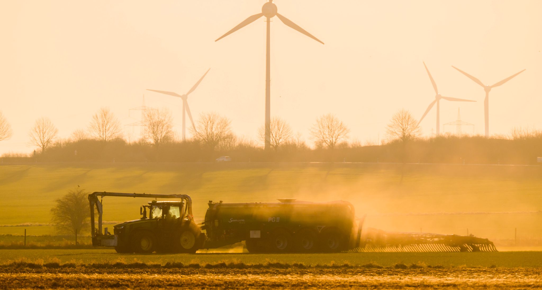 Mit einem Traktor wird bei Sonnenaufgang ein Feld in der Region Hannover mit Gülle gedüngt. In Deutschland gelten strenge Düngeregeln - vor allem in «roten Gebieten».