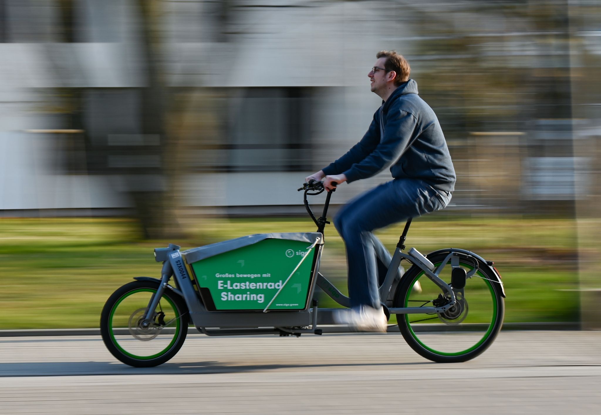 Tobias Lochen, Gründer des Darmstädter Lastenrad-Start-ups Sigo, fährt auf einem E-Lastenrad.