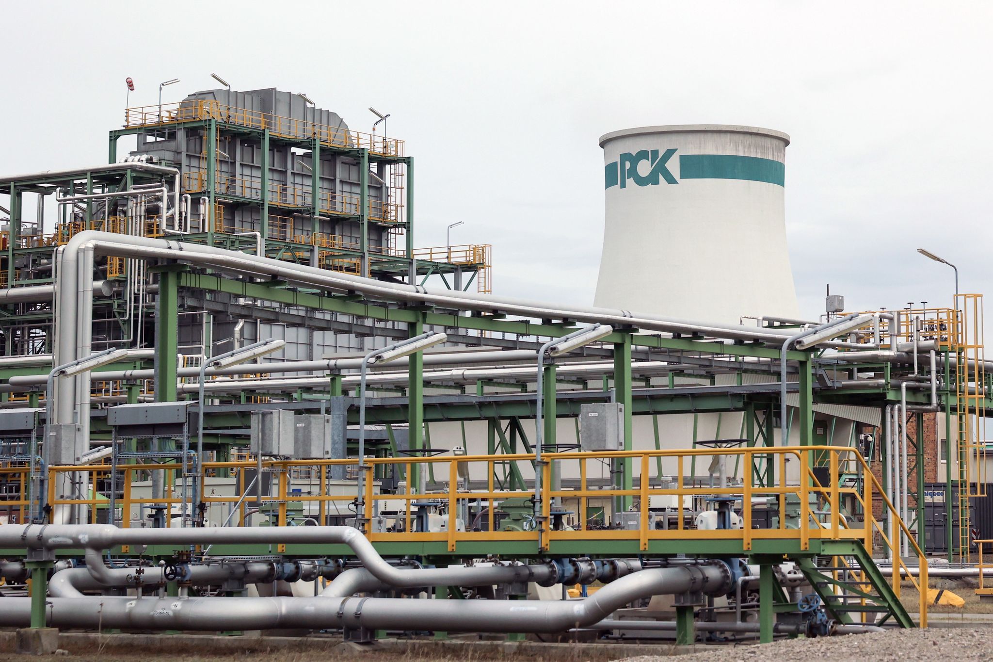 Ein Turm mit dem «PCK»-Logo auf dem Gelände der Raffinerie PCK.