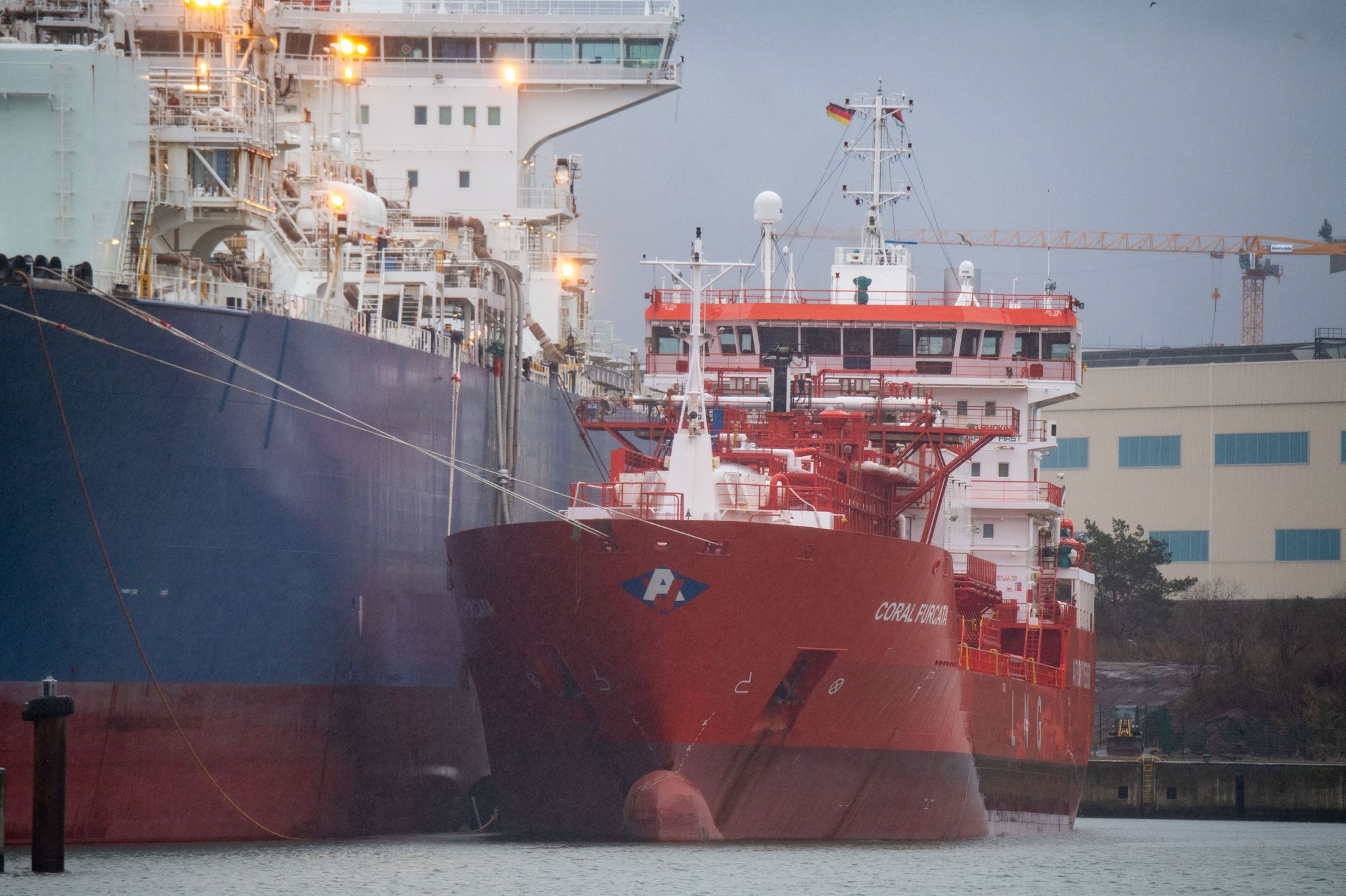 Der LNG-Shuttle-Tanker "Coral Furcata" liegt im Industriehafen Lubmin am LNG-Terminal "Neptune".