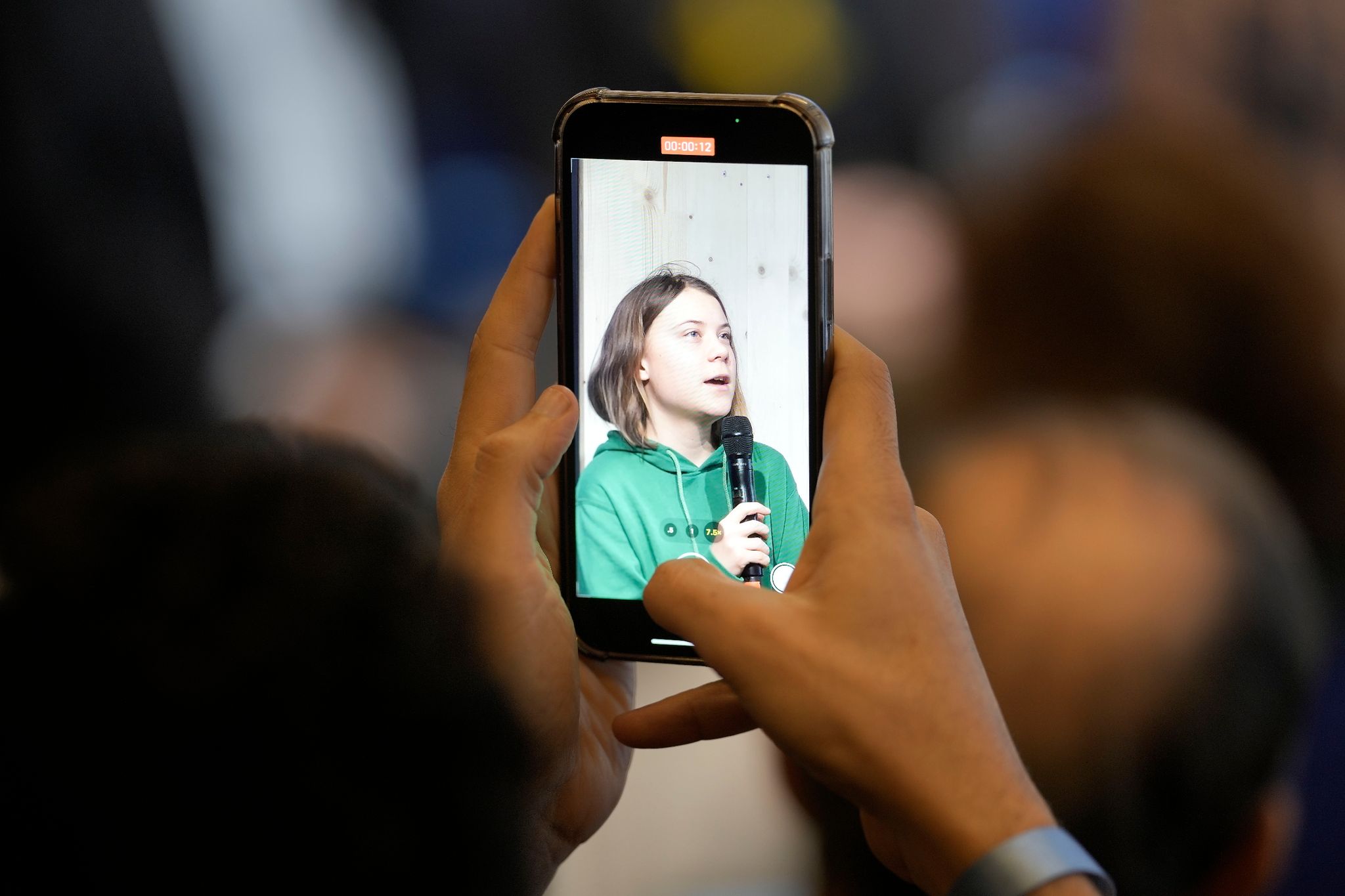 Während einer Pressekonferenz ist Greta Thunberg, Klimaaktivistin aus Schweden, auf dem Display eines Mobiltelefons zu sehen.